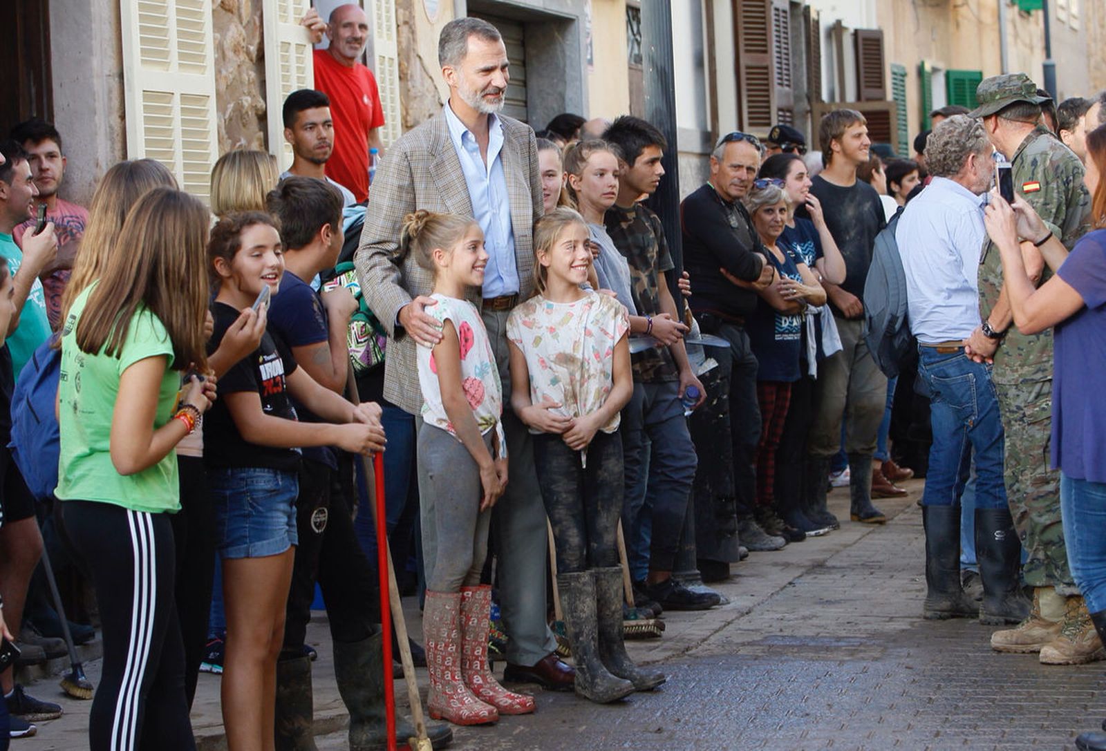 Los Reyes visitan a los afectados por las inundaciones en Mallorca