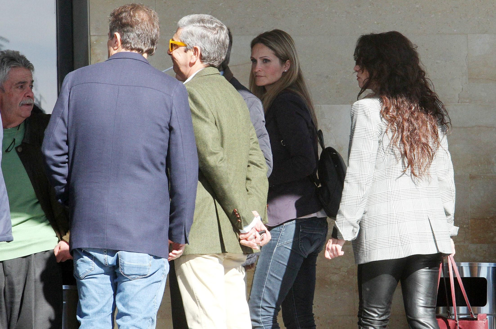 Condolencias a la familia García Palacios durante la mañana en el tanatorio, en imágenes