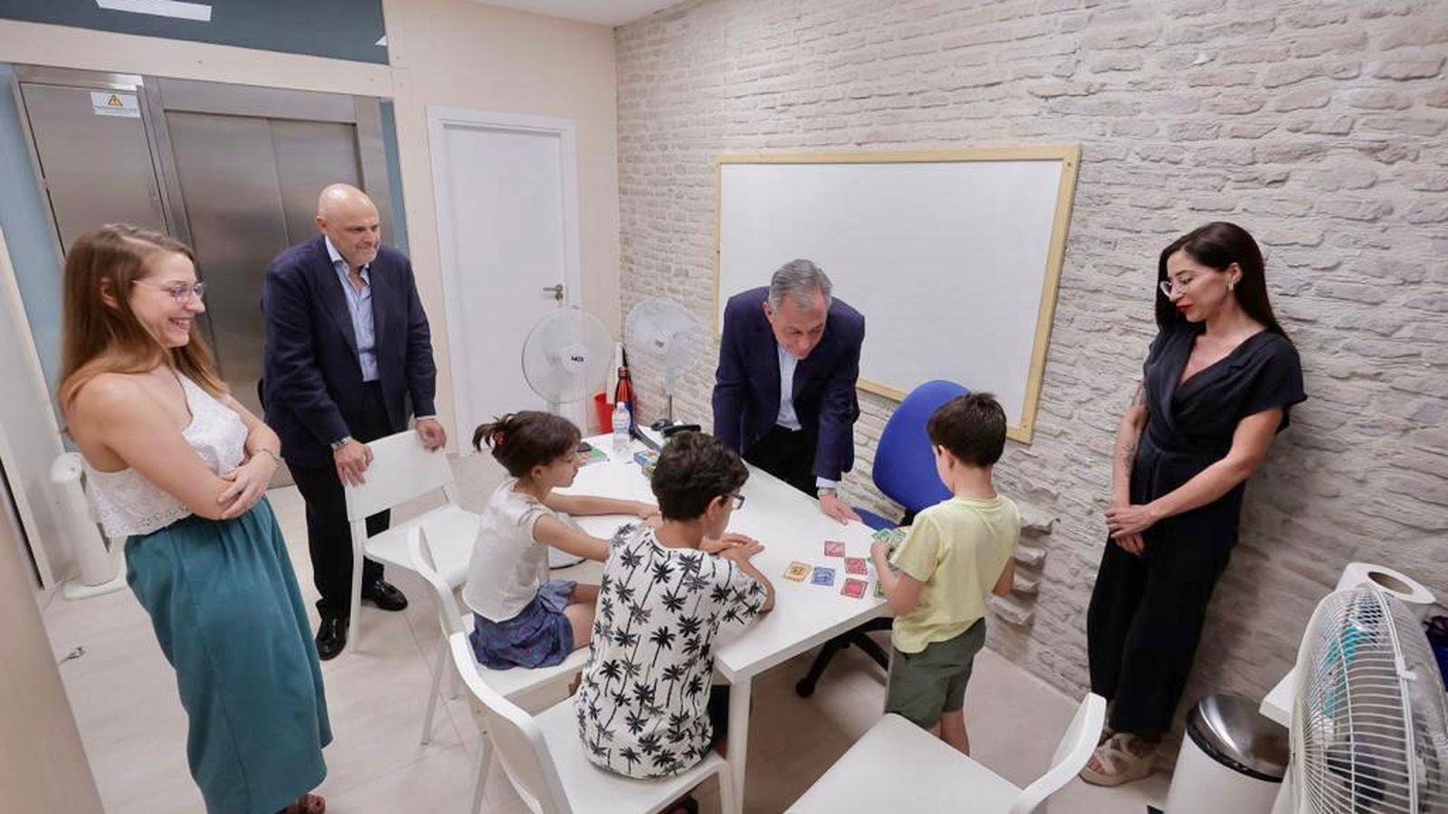 Visita al centro de apoyo infantil de la hermandad