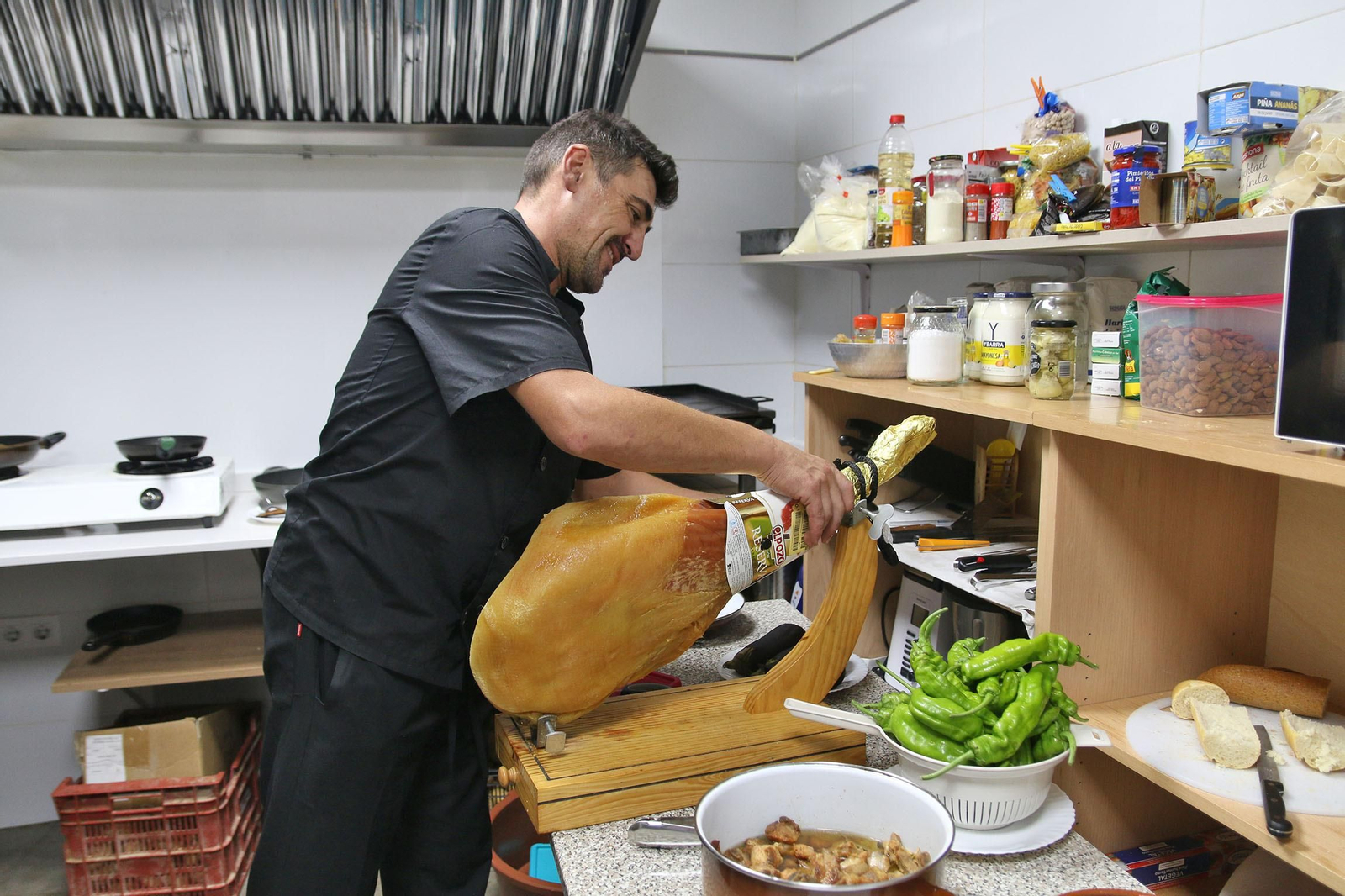Imágenes de la ruta por bares y tiendas de comercio contra la Almería Vaciada