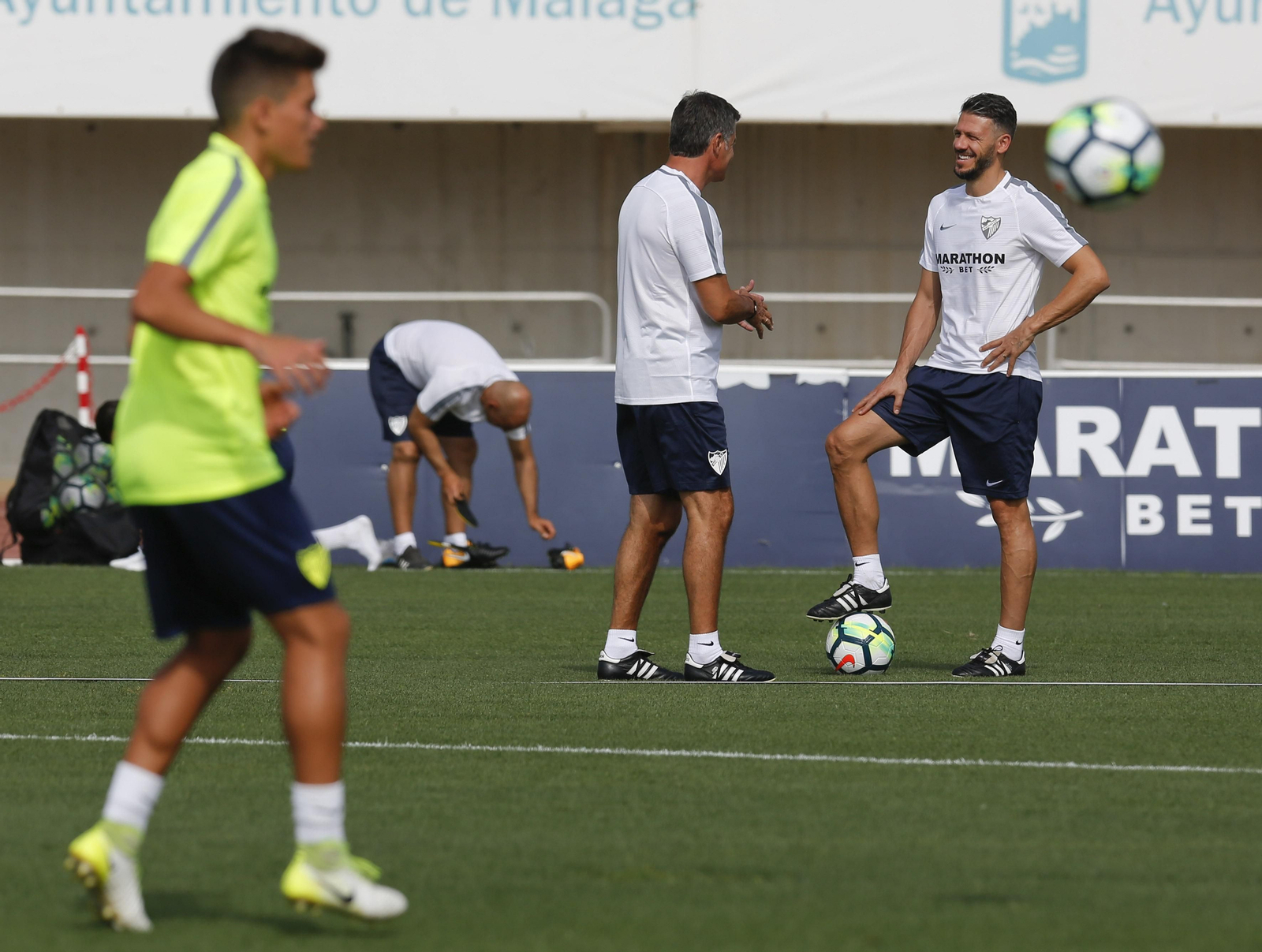 Míchel y Demichelis conversan al inicio del liviano entrenamiento de ayer. Míchel y Demichelis conversan al inicio del liviano entrenamiento de ayer.