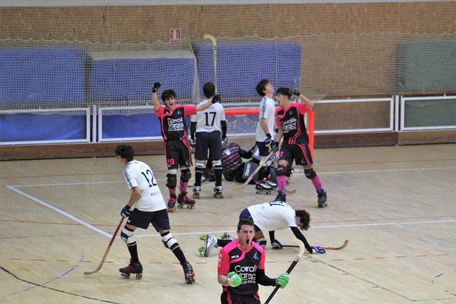 Los jugadores del Patín Cájar celebran uno de los goles