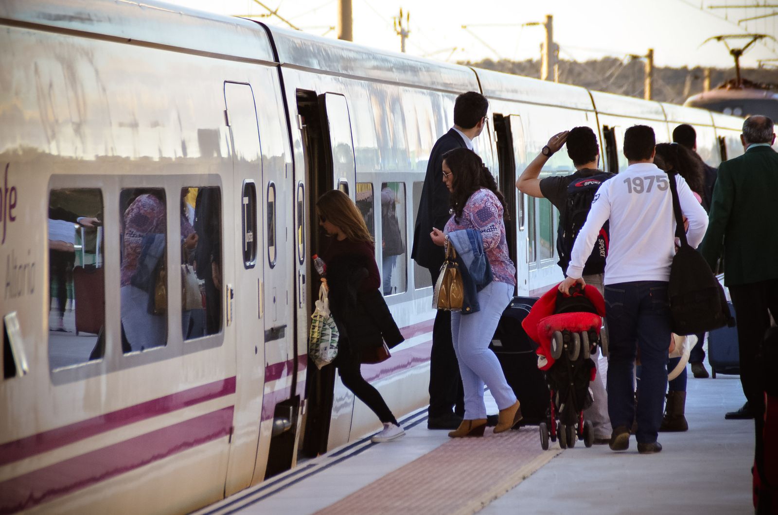 Los viajeros suben al AVE en la estación de Villanueva de Córdoba.