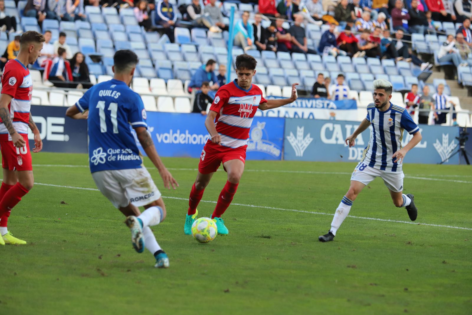 El canterano Pepe despeja una acción ofensiva del Recreativo.