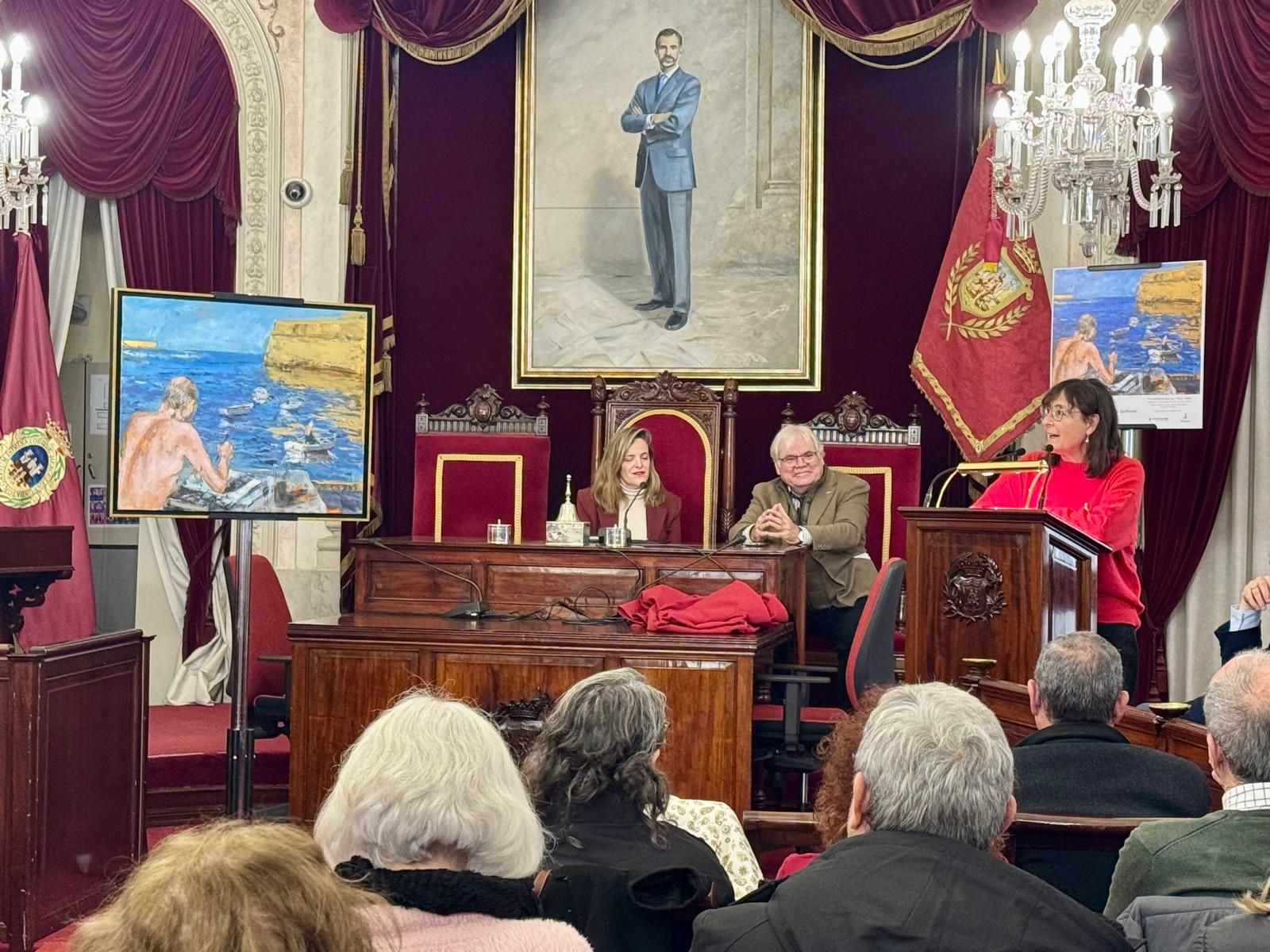 Mariela Quiñones, en el Salón de Plenos del Ayuntamiento, ante el cuadro que anuncia la Ruta.