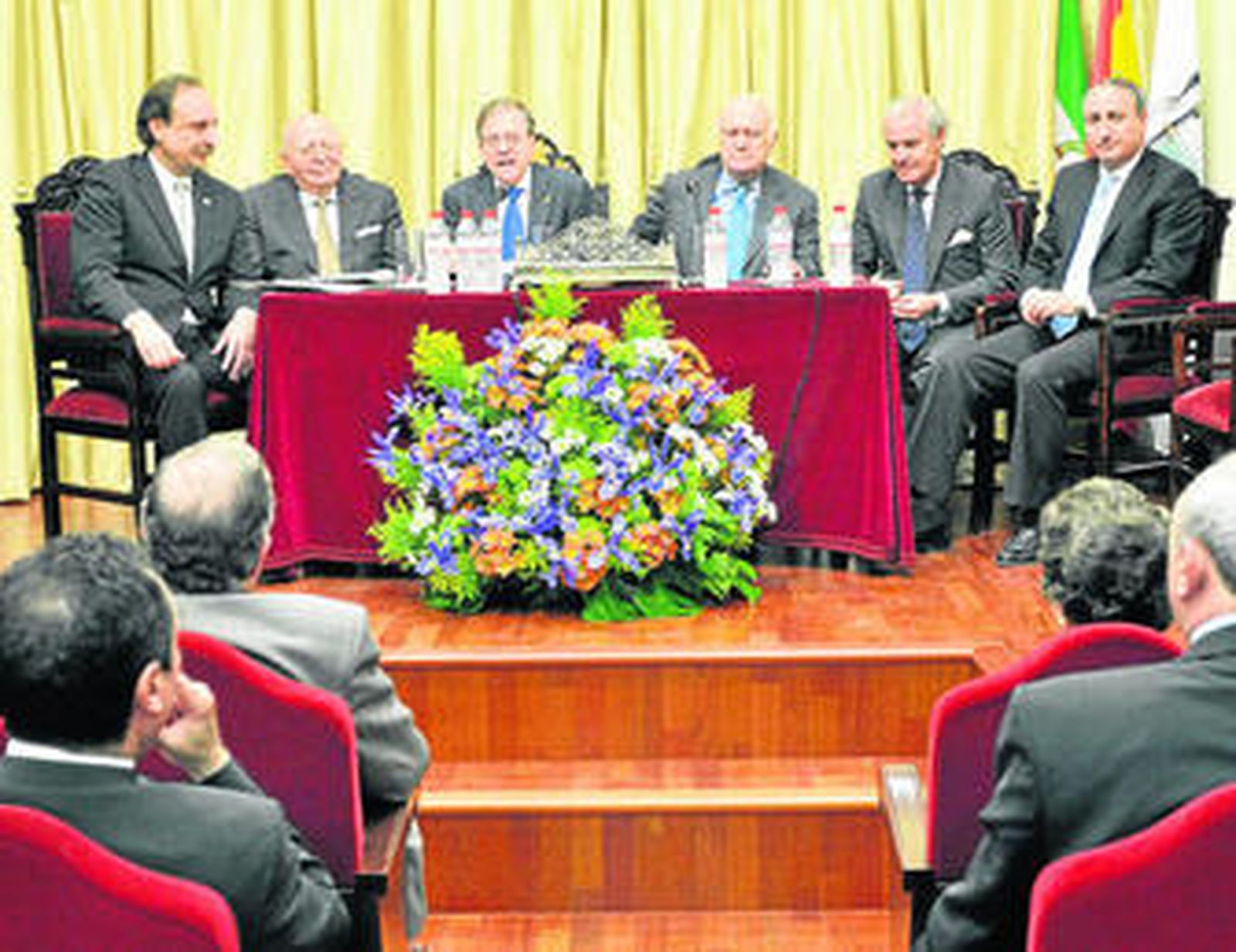 De izquierda a derecha: Antonio Bellido, Adolfo Arenas, Alberto M. Pérez Calero, Javier Criado,  Francisco Berjano y Manuel Domínguez del Barco, ayer en el Ateneo.
