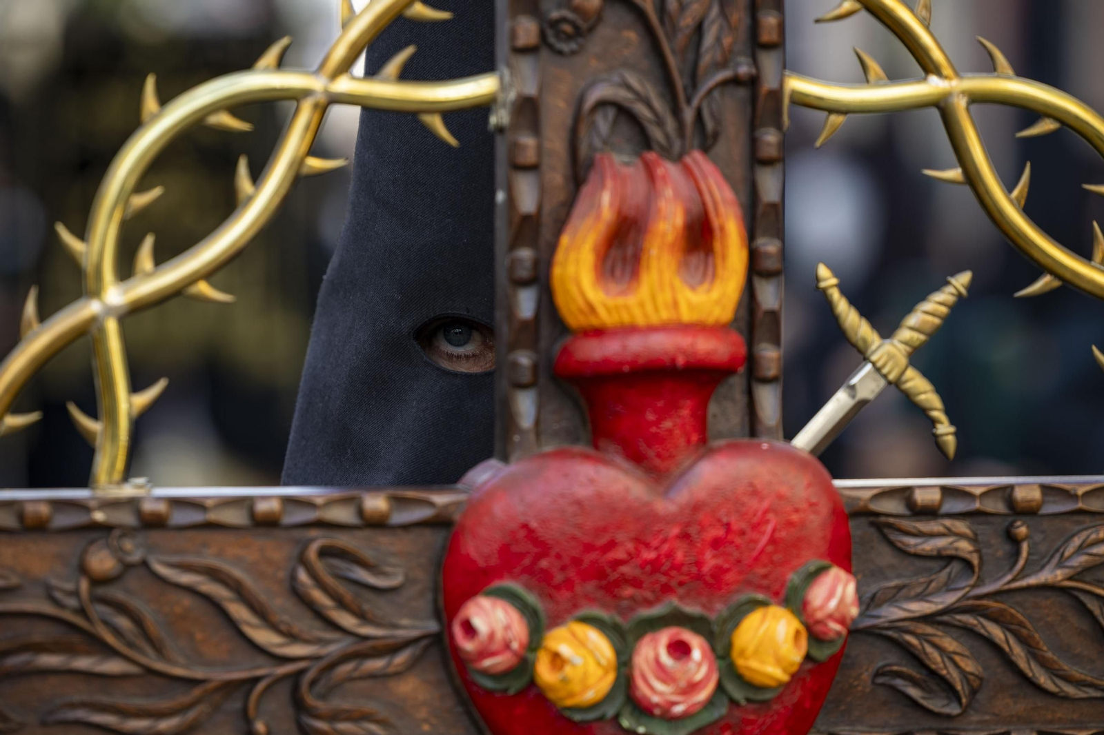 En imágenes, Vera Cruz también adelanta su salida y recorta su recorrido en el Miércoles Santo de la Semana Santa 2025 de San Fernando