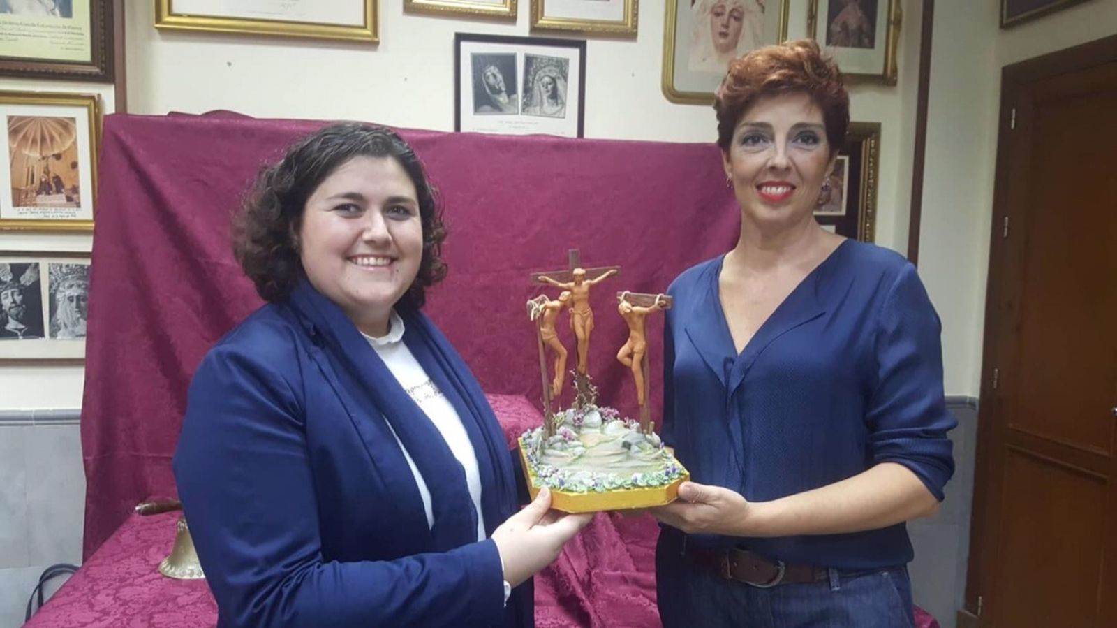 Eva Castañeda, hermana mayor del Perdón, junto a la artista Lourdes Hernández, presenta el boceto.
