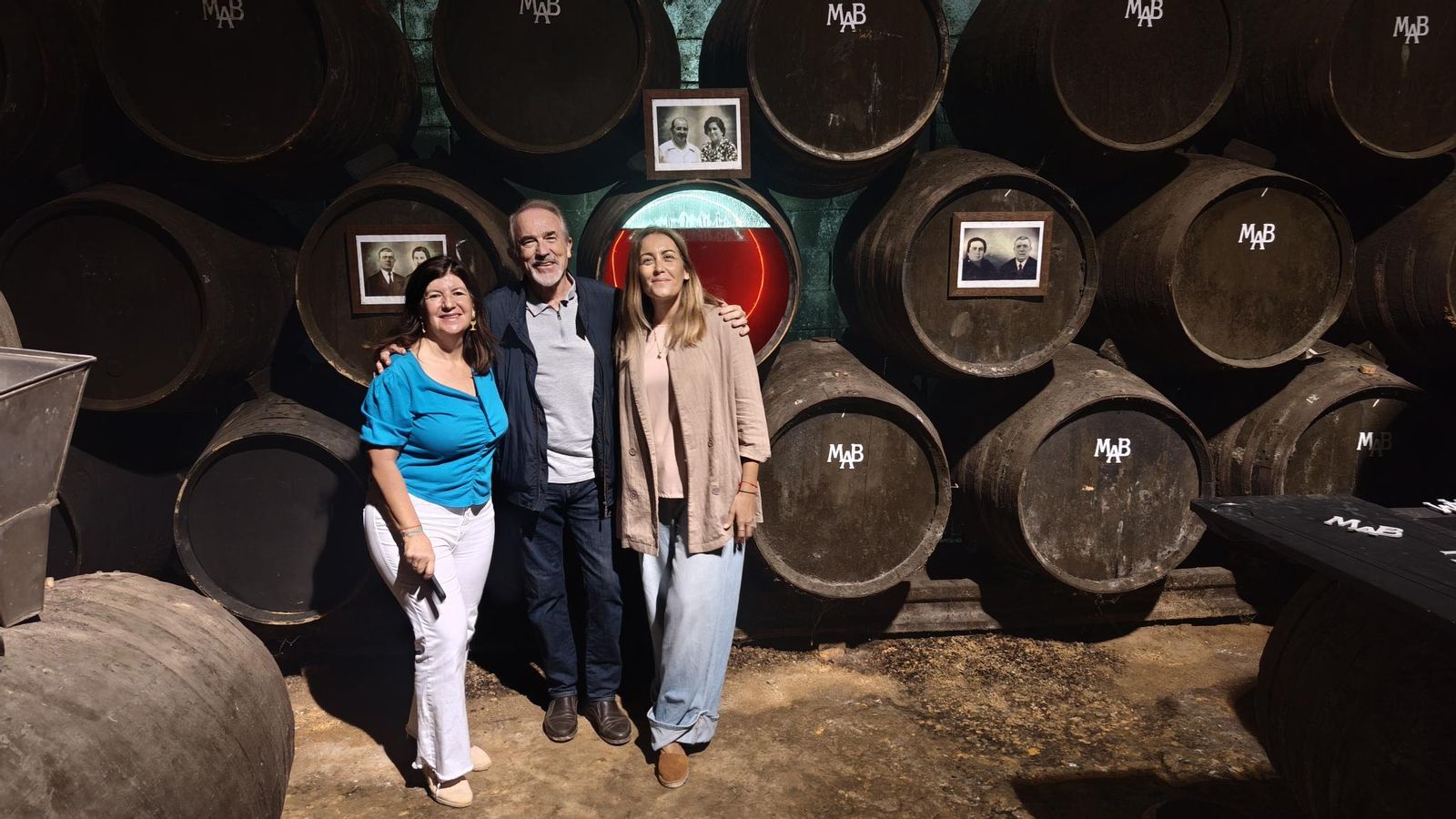 Encarnación Quevedo Aragón, María Luisa Villarreal, del departamento de calidad y visitas, y el autor del artículo.