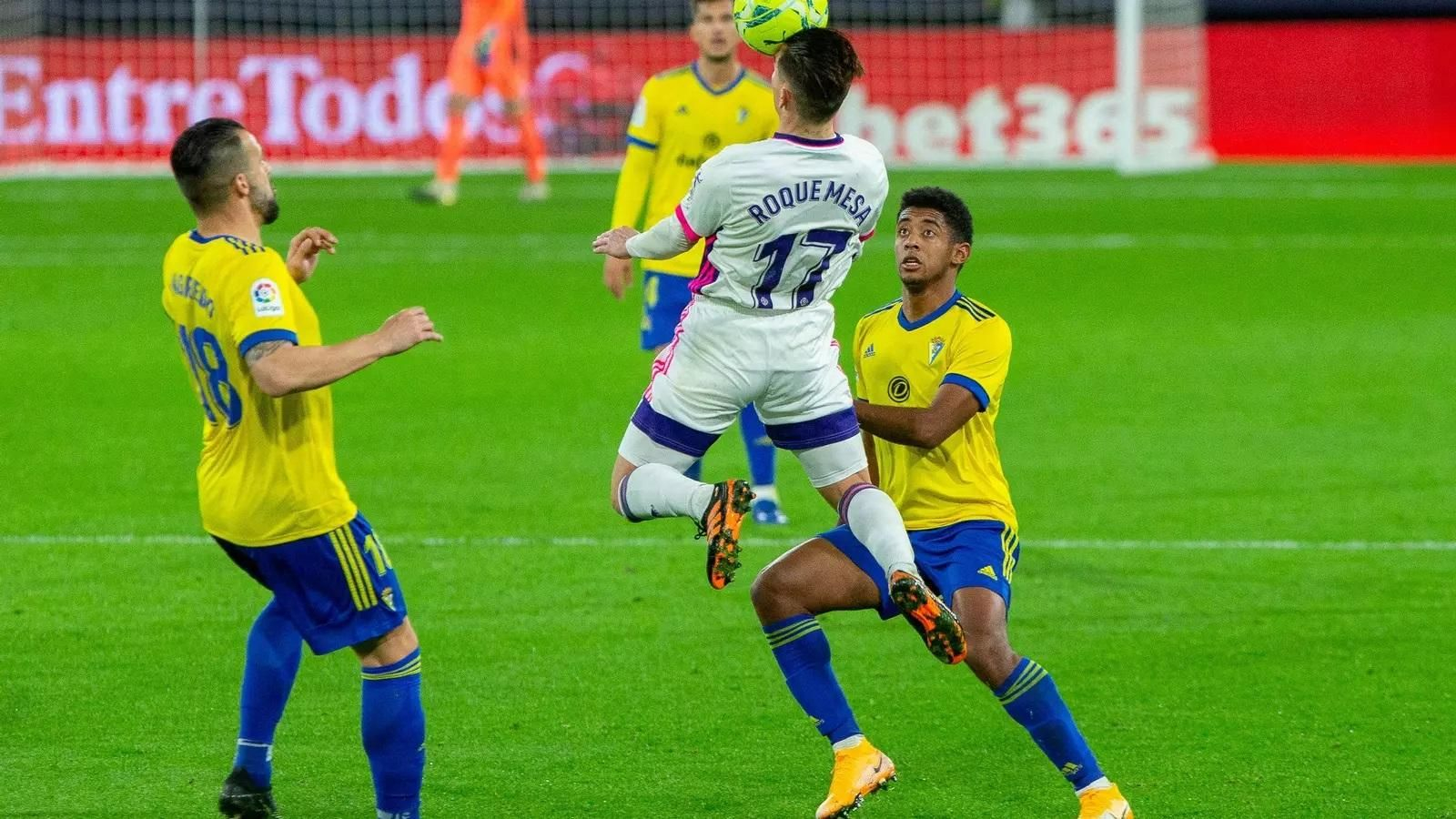 Negredo y Lozano ante Roque Mesa en el Cádiz-Valladolid del curso 2020/21.