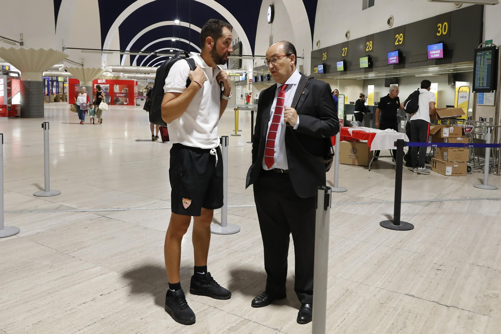 Pablo Machín conversa con José Castro en San Pablo antes de embarcar rumbo a Lituania.