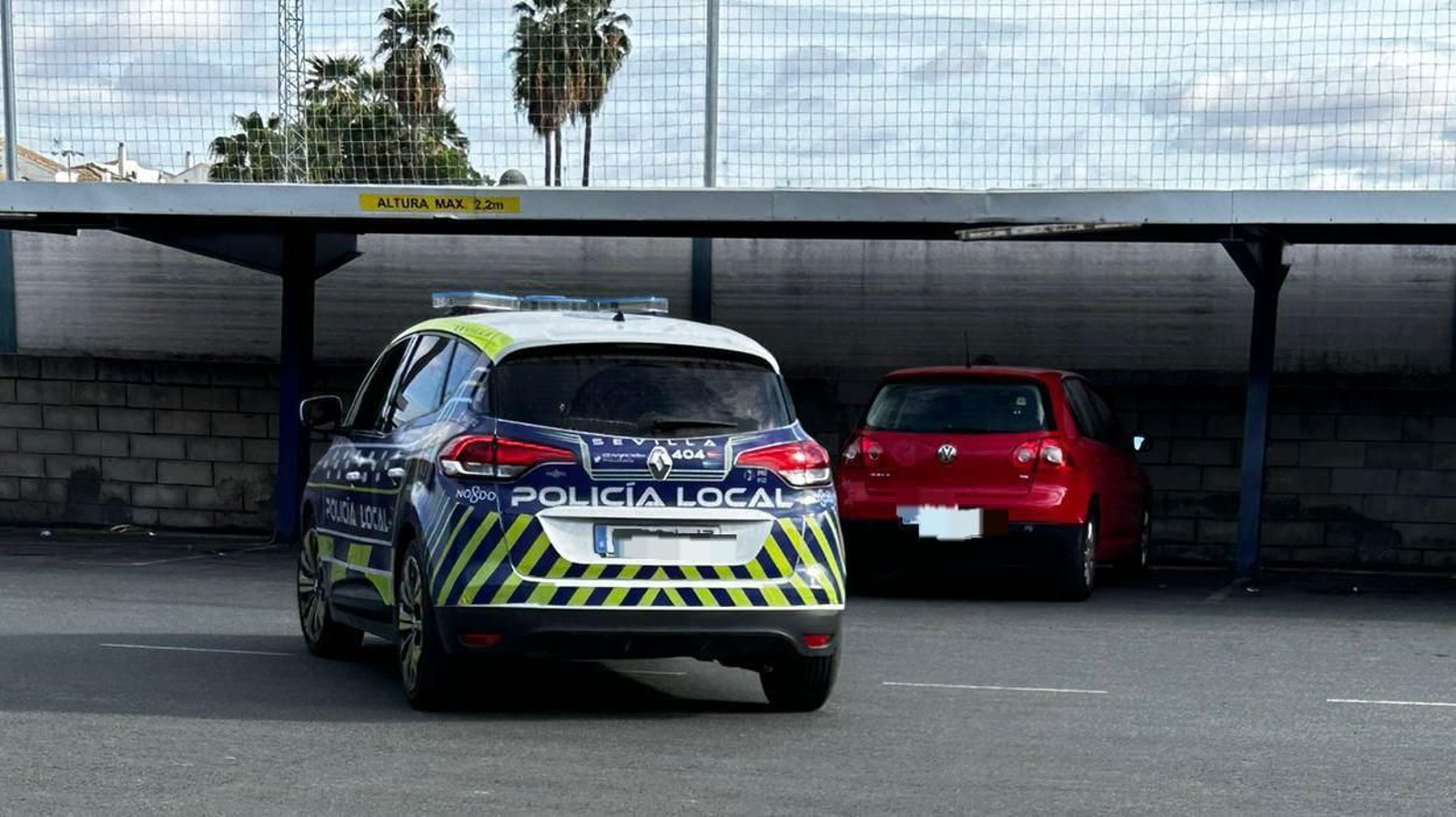 Un patrullero de la Policía Local en la estación de la ITV de Gelves.