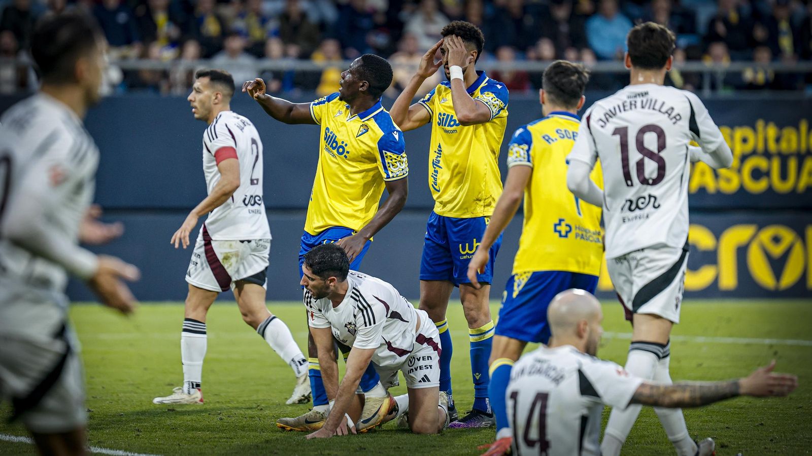 Búscate entre las fotos del partido de fútbol Cádiz CF - Albacete Balompié