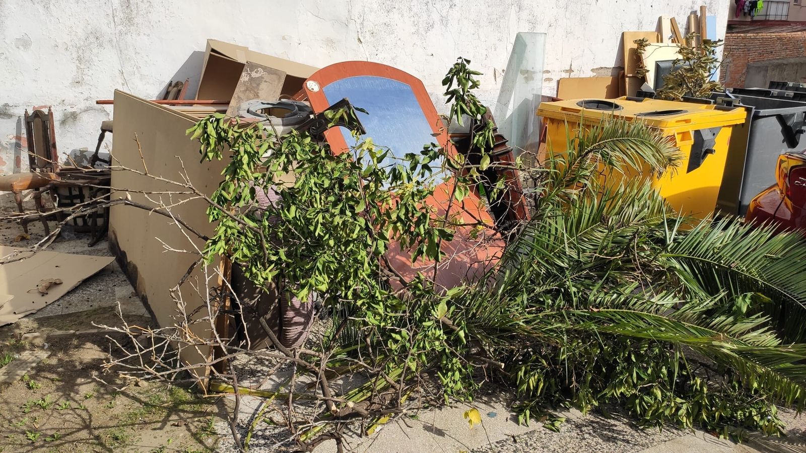 Basura sin recoger en la calle Alexander Henderson antes del incendio del miércoles.