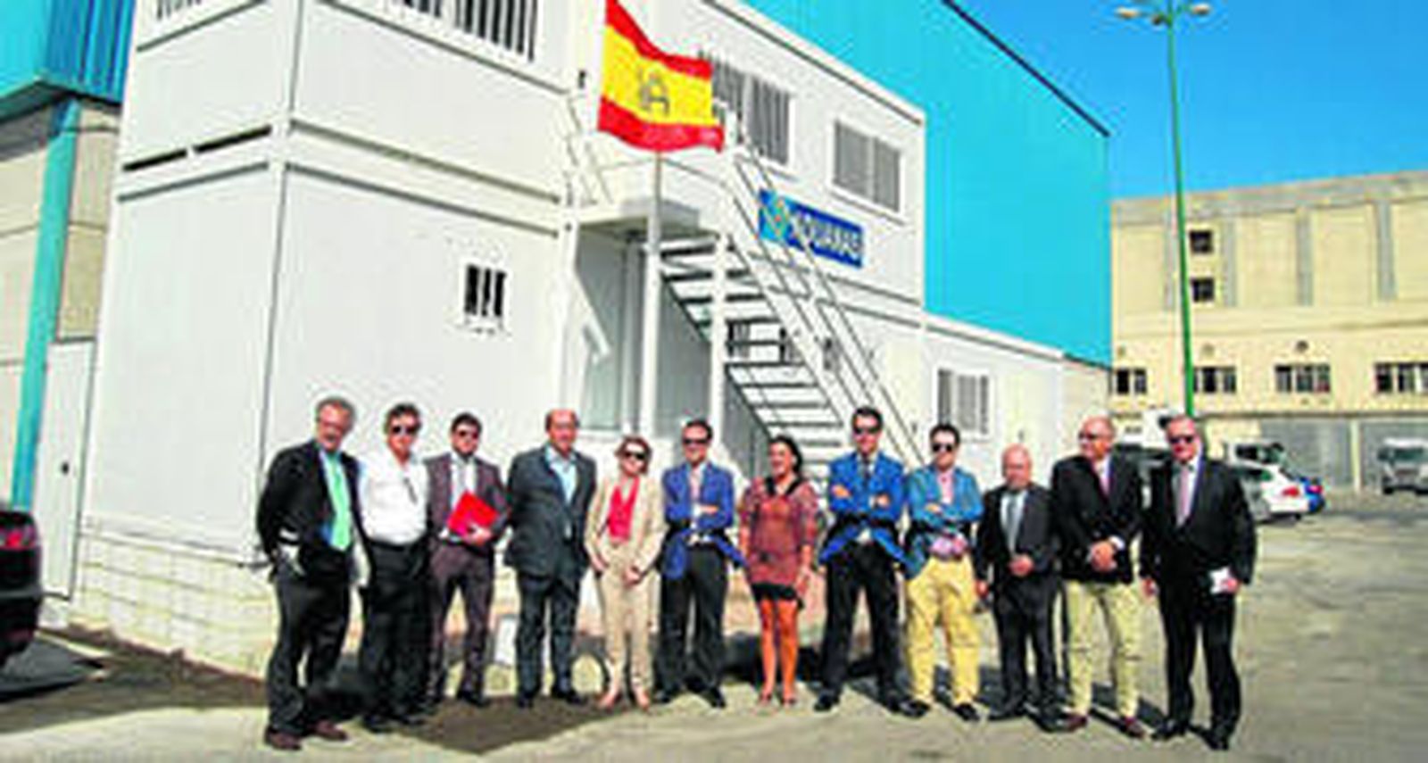 Asistentes al acto, ayer en el puerto de Cádiz, ante las nuevas instalaciones destinadas a Vigilancia Aduanera.