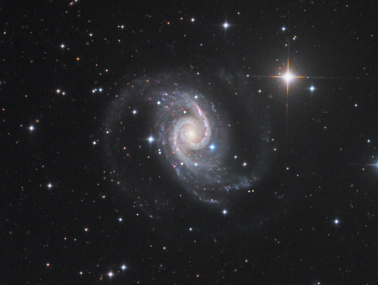 NGC 1566 es una galaxia espiral que se encuentra a unos 20 millones de años luz.