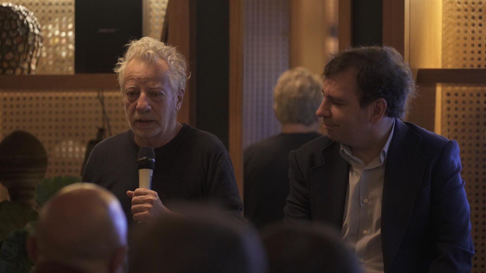 Javier Mariscal, jurado de los Premios de Arte Digital de Samsung, y Javier Martínez, director de Marketing de Consumer Electronics en Samsung Electronics Iberia