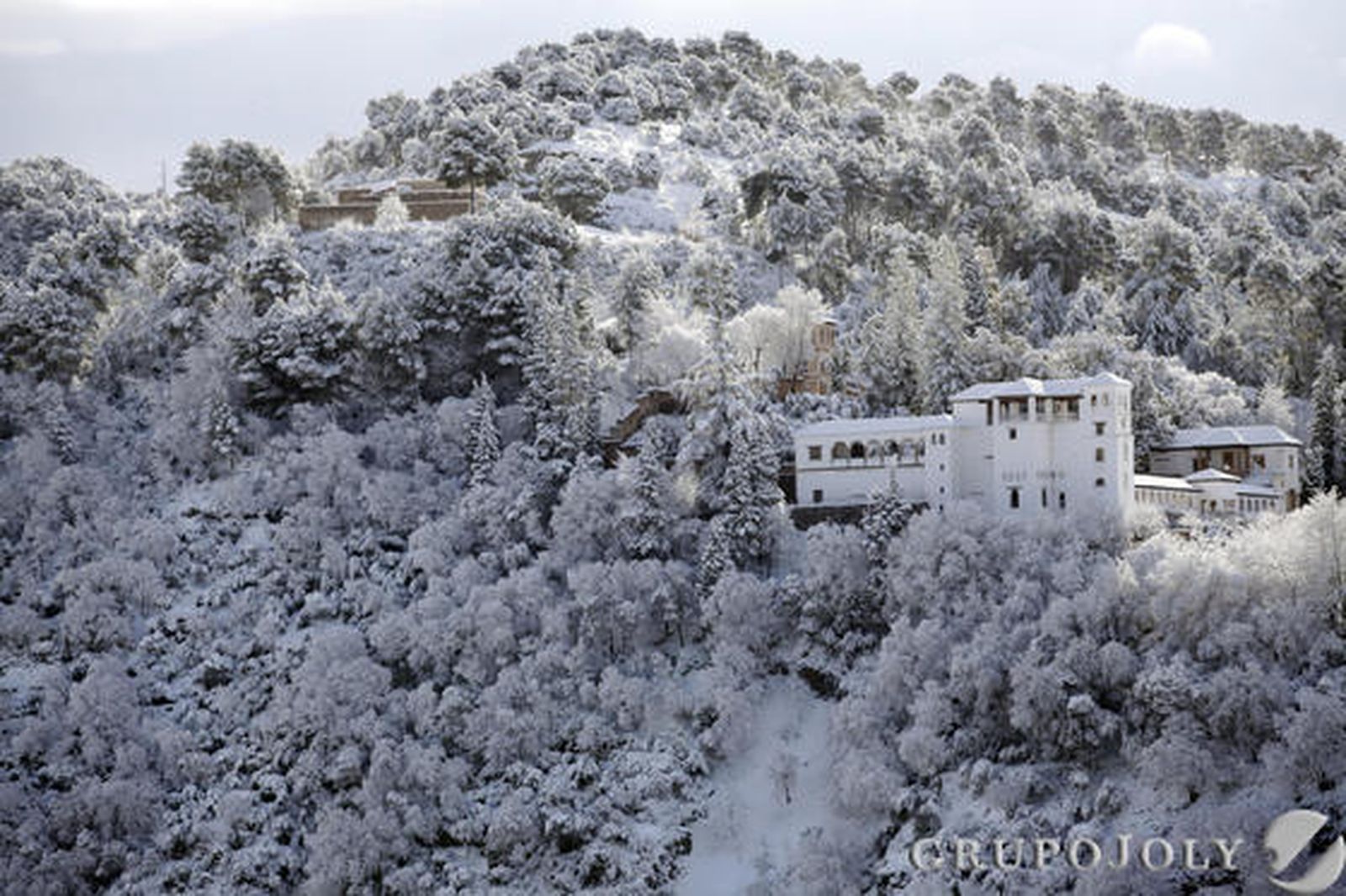 La nieve blanqueó la ciudad en la festividad del 28-F y provocó hasta 200 incidencias.

Foto: Lucia Rivas
