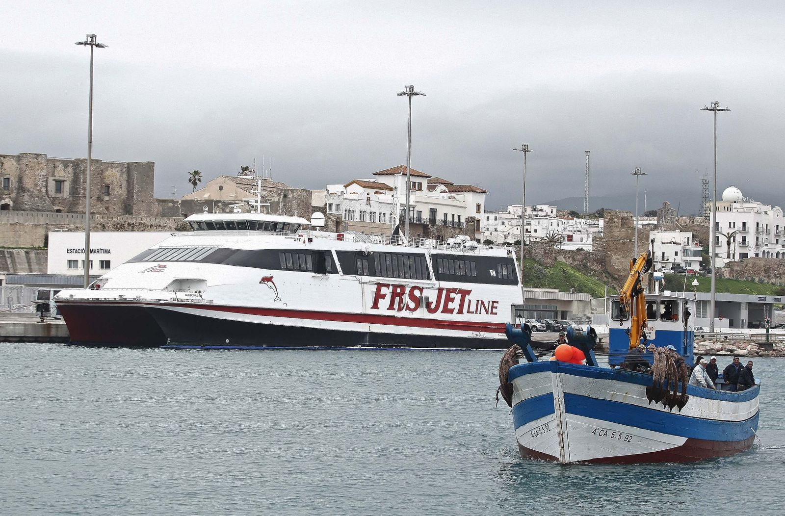 Un camarero atiende la terraza de un negocio de hostelería de Tarifa.