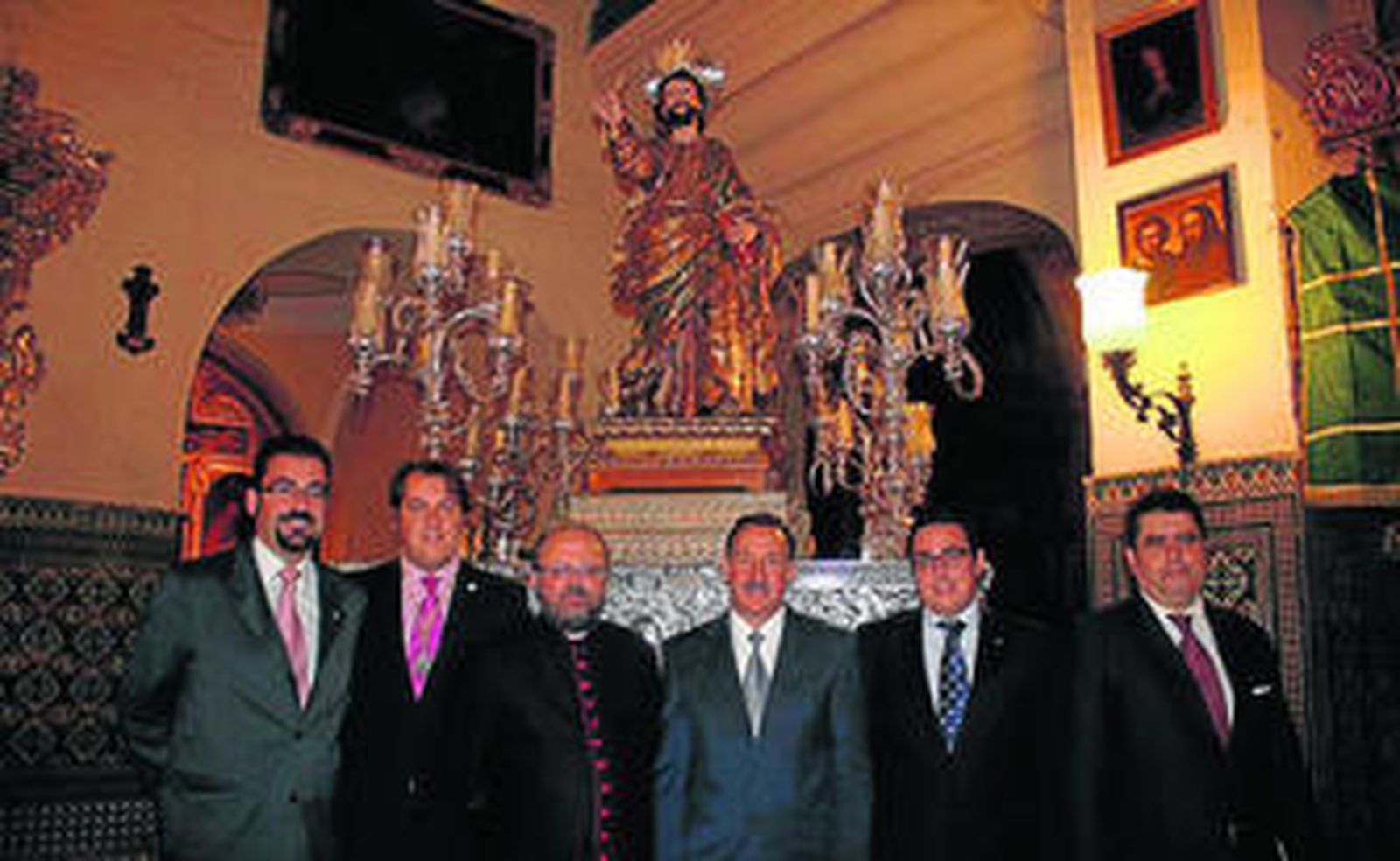 El edil de Fiestas, el presidente del Consejo de Hermandades y otros cofrades junto al Patrón el pasado viernes.