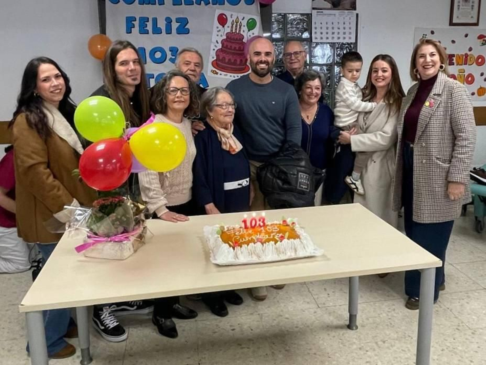 Antonia Polonio, en el centro, con sus hijas, nietos y bisnietos.