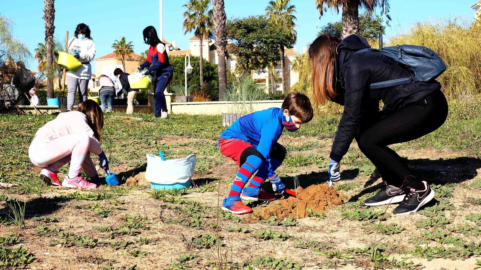 En la plantación han participado un total de 25 voluntarios, entre ellos muchos menores