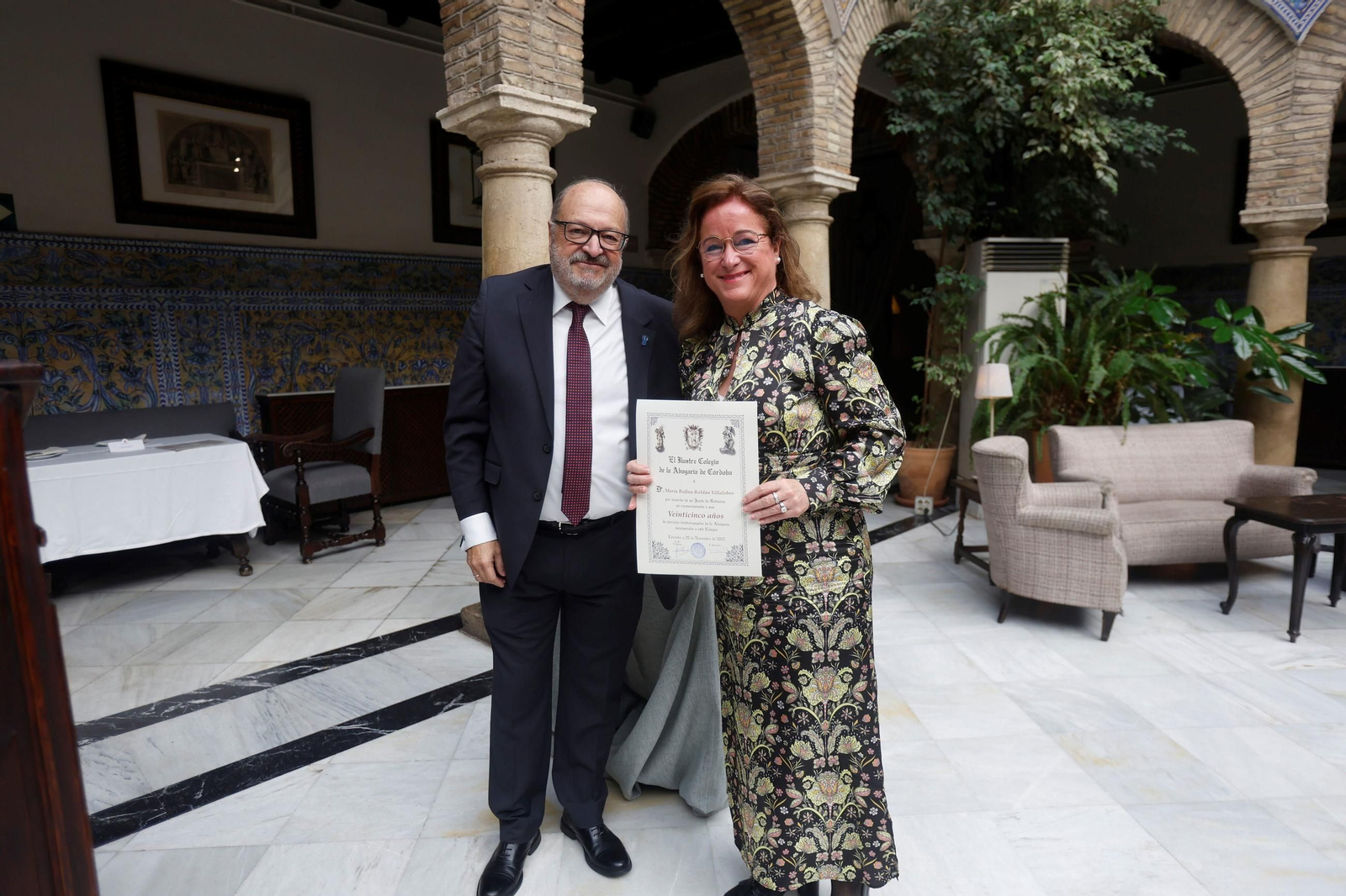El Colegio de Abogados de Córdoba distingue a los colegiados que cumplen 25 y 50 años de ejercicio, en fotos