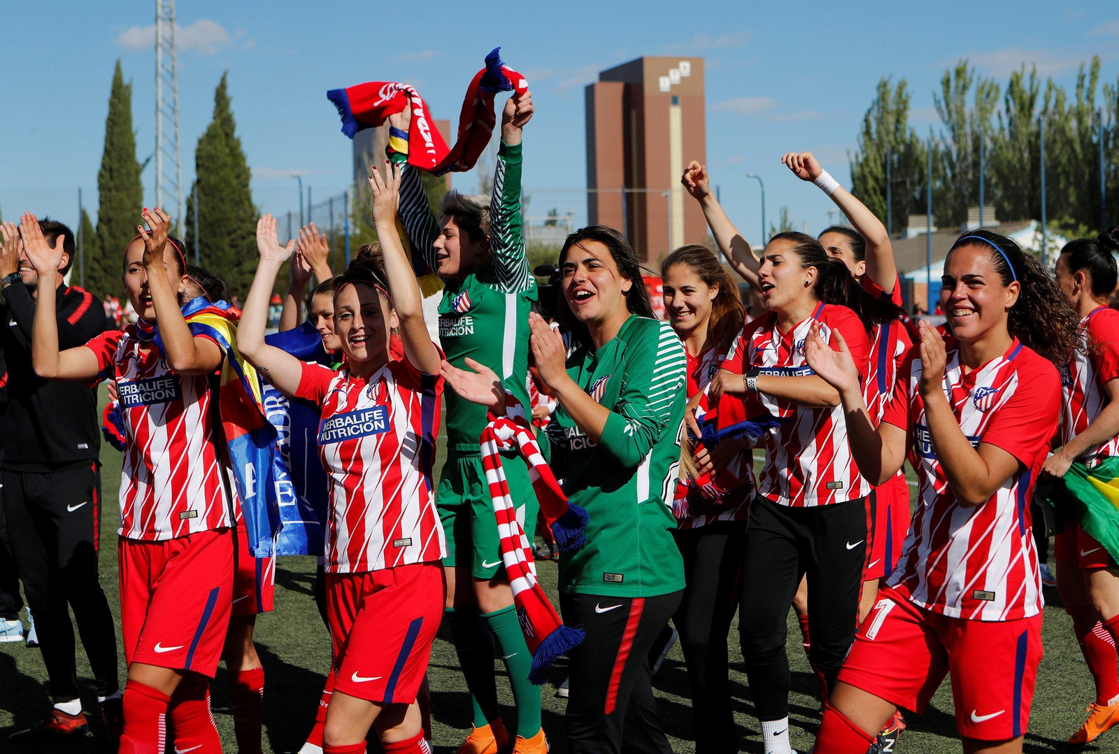 Las jugadoras rojiblancas celebran el título en el Pedro Sancho de Zaragoza.