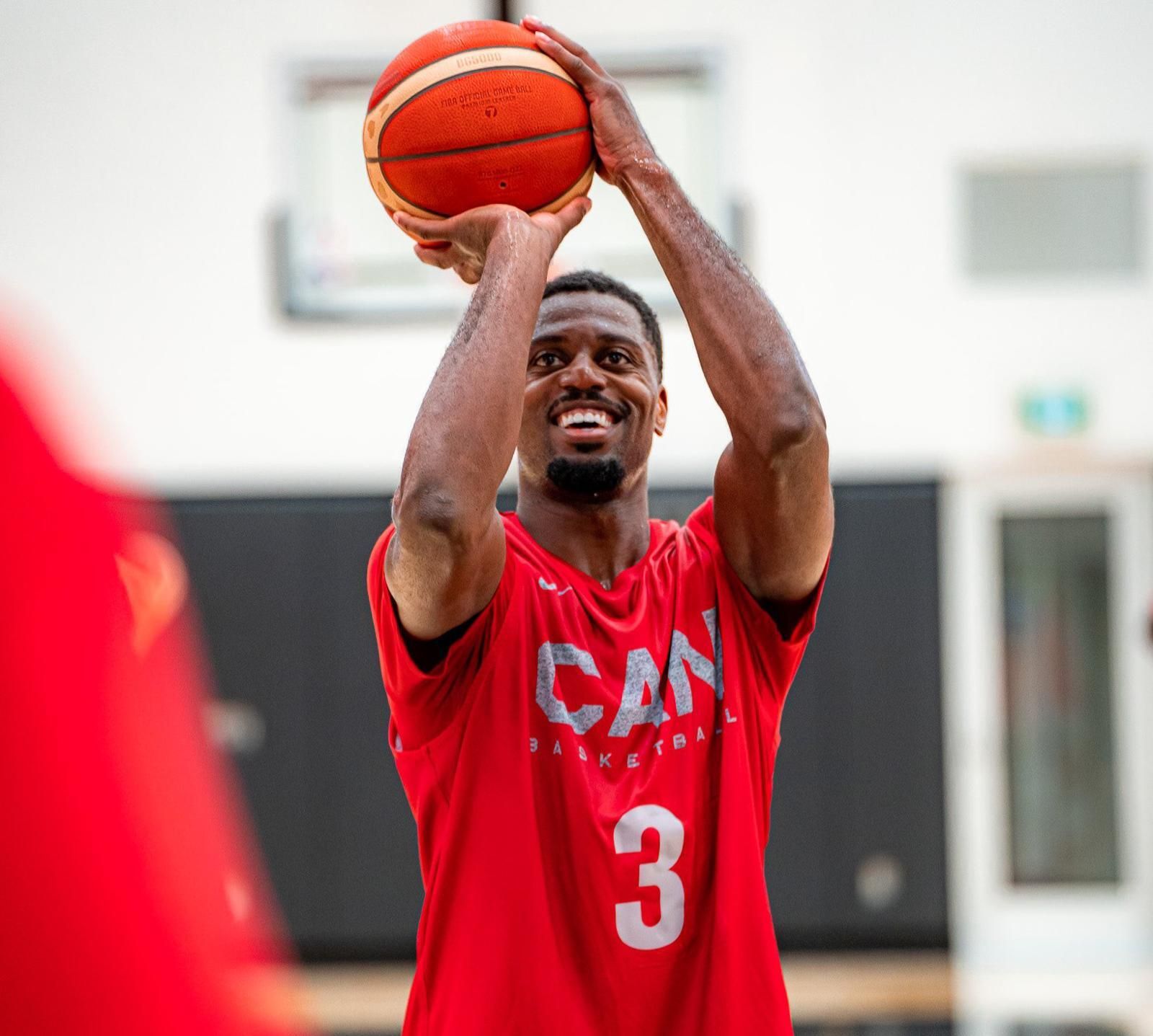 Melvin Ejim, con Canadá