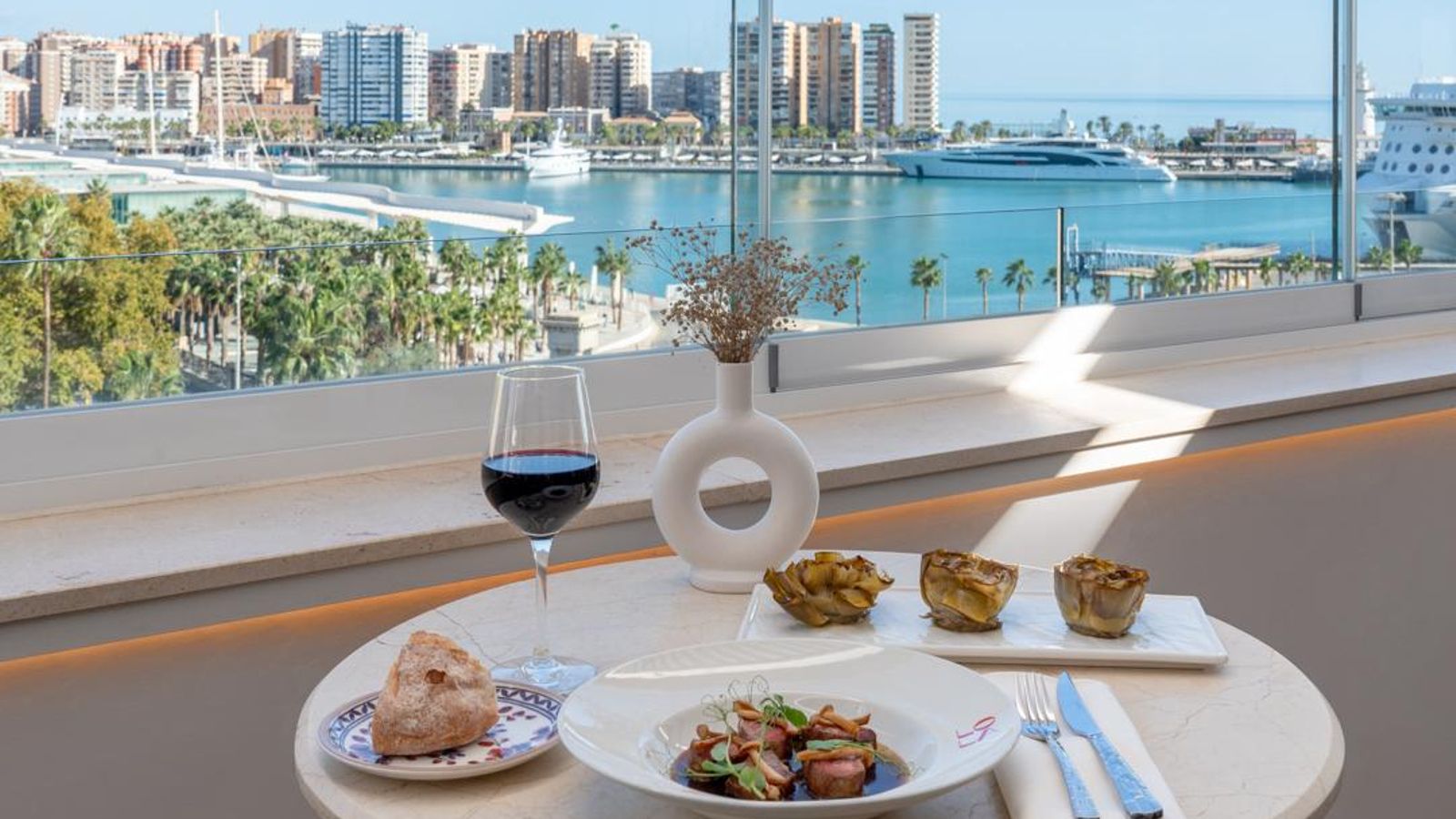 LOLA, el espacio gastronómico ubicado en la séptima planta de Only YOU Hotel Málaga.