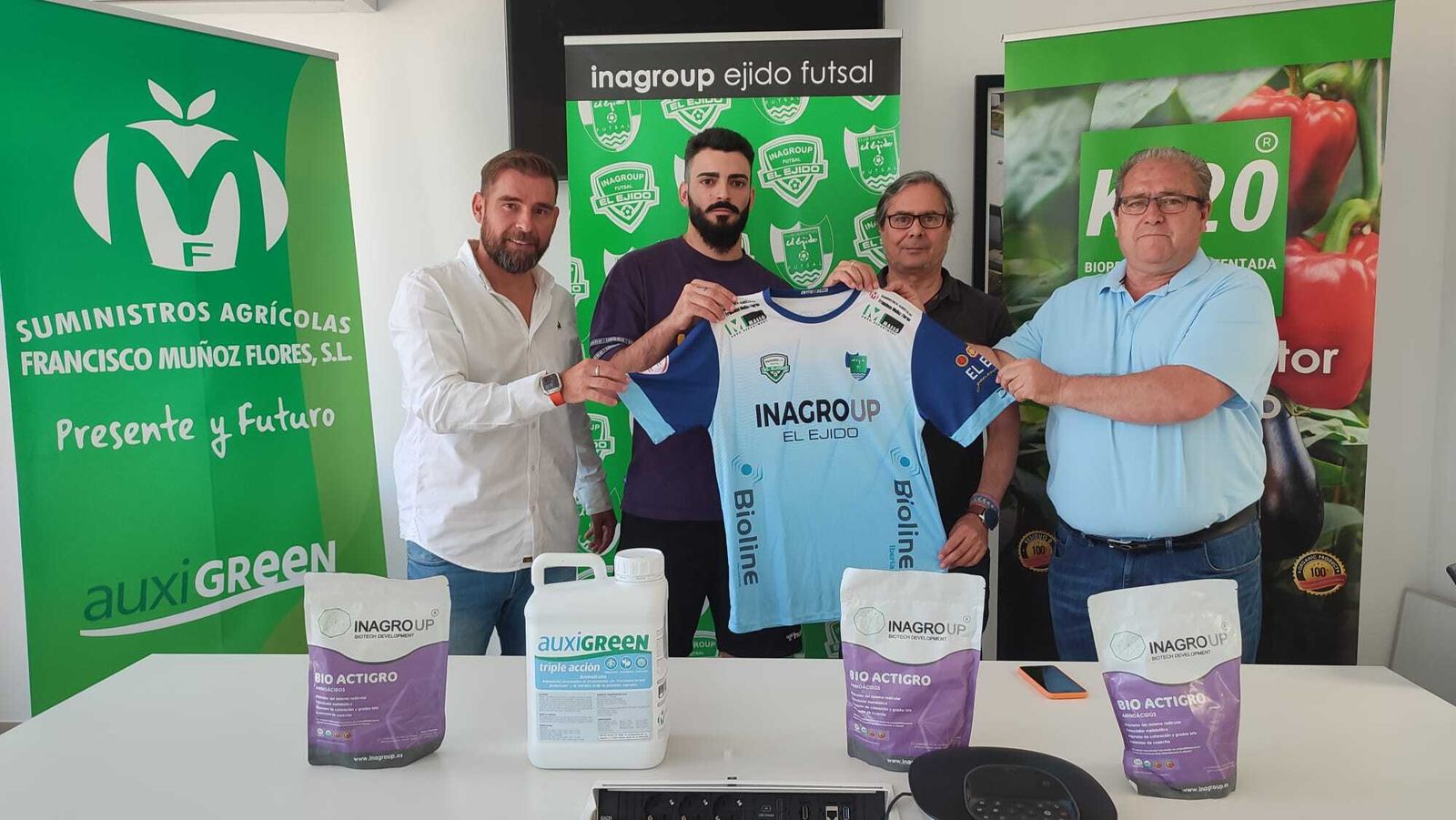 Presentación de Juan Emilio en la sede de la empresa Inagroup, principal patrocinador del club ejidense.