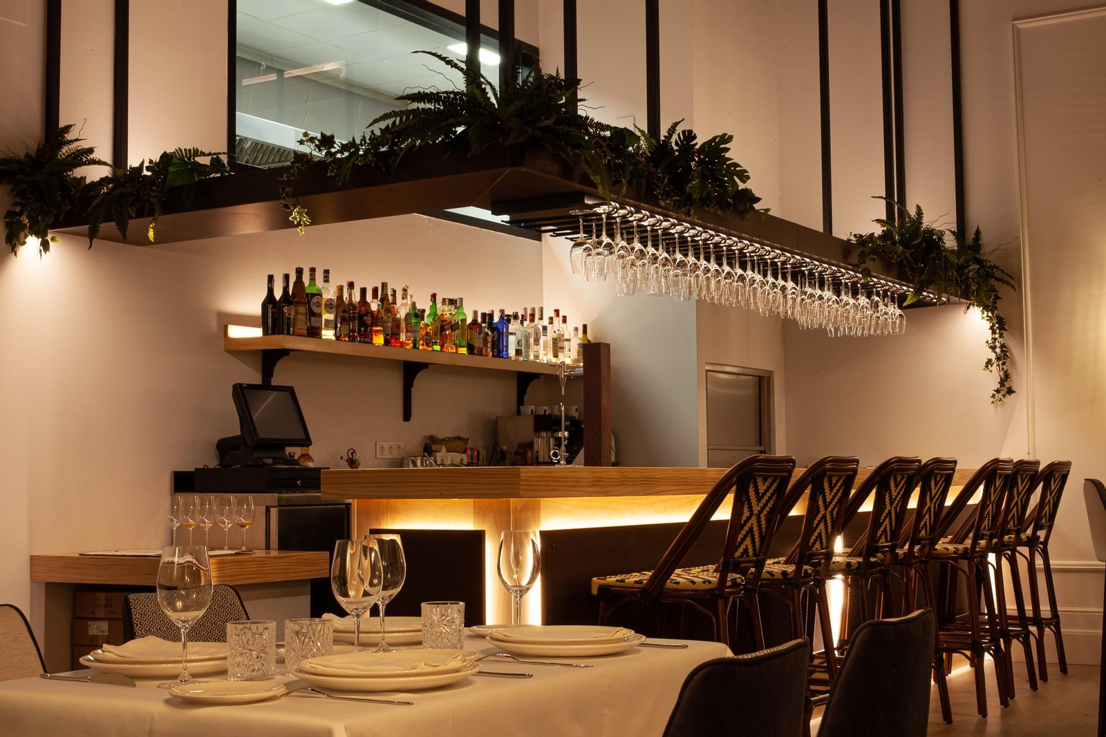 El impresionante restaurante de Córdoba donde nunca adivinarías qué hay tras sus puertas