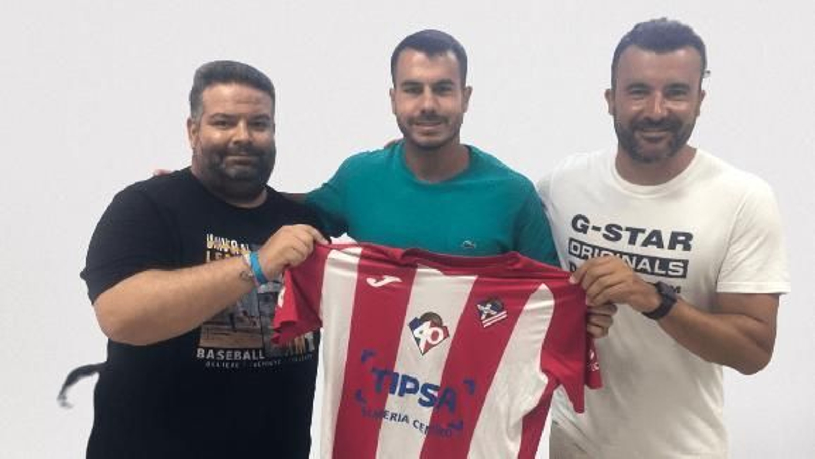 Cristo posa con la camiseta del Poli Almería junto a su entrenador Carlos Hinojo.