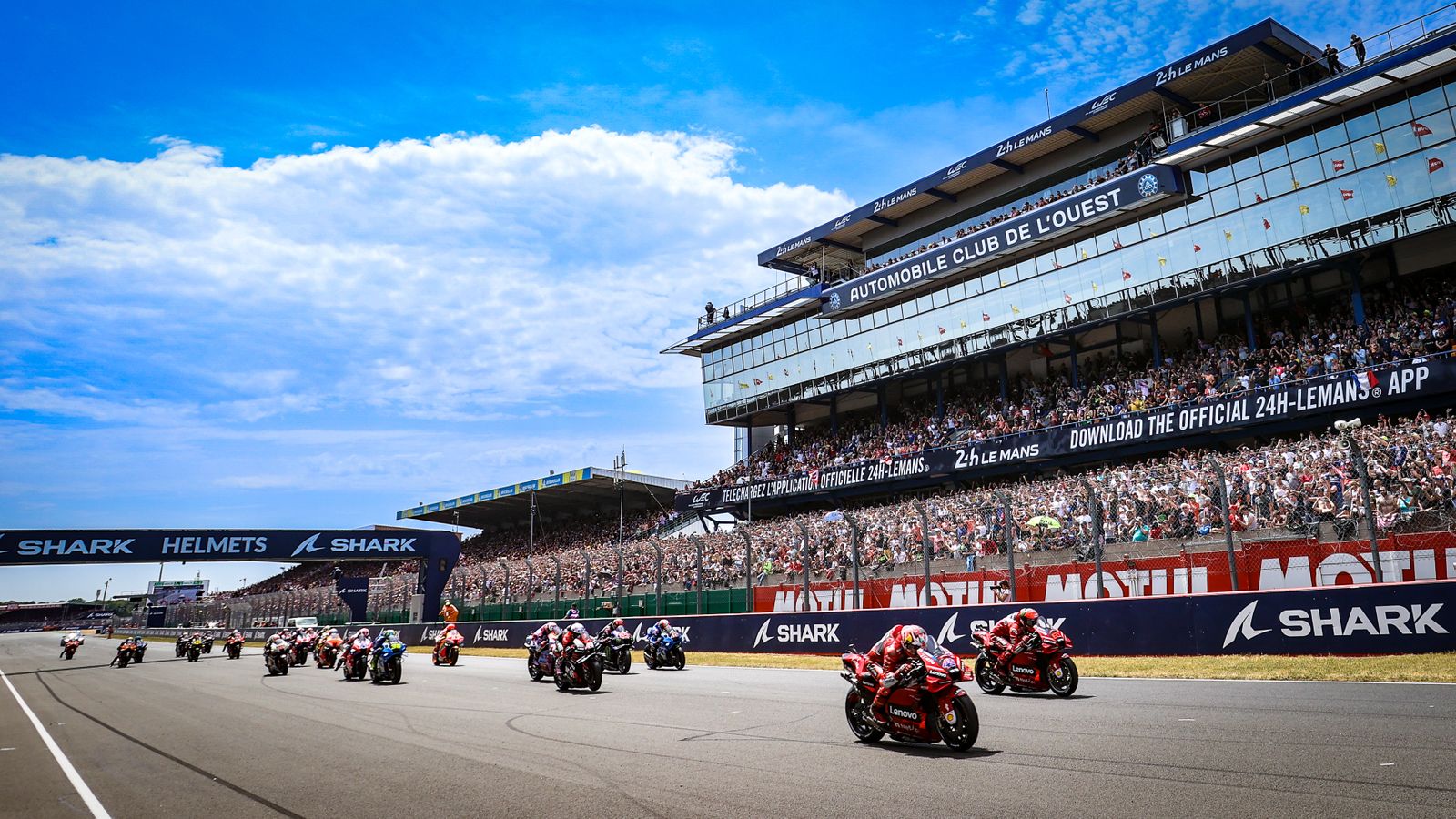 Salida de la carrera de MotoGP, con las gradas de Le Mans atestadas de público.