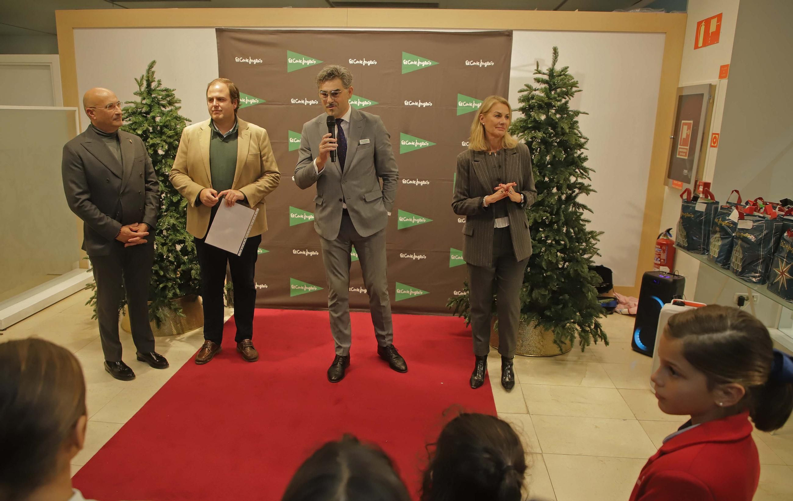 Fotos de la entrega de los premios Pinta y dibuja la Navidad en El Corte Inglés de Algeciras