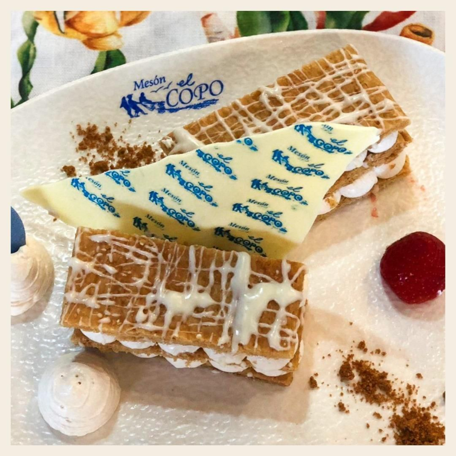 Milhoja caramelizada con praliné.