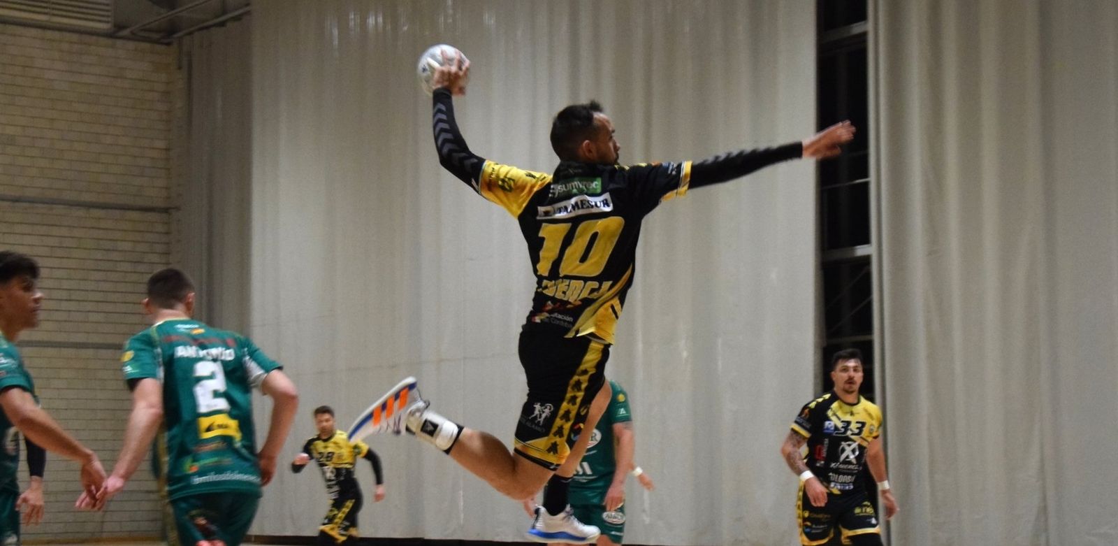 José Cuenca lanza tras deshacerse de la defensa del Antequera.