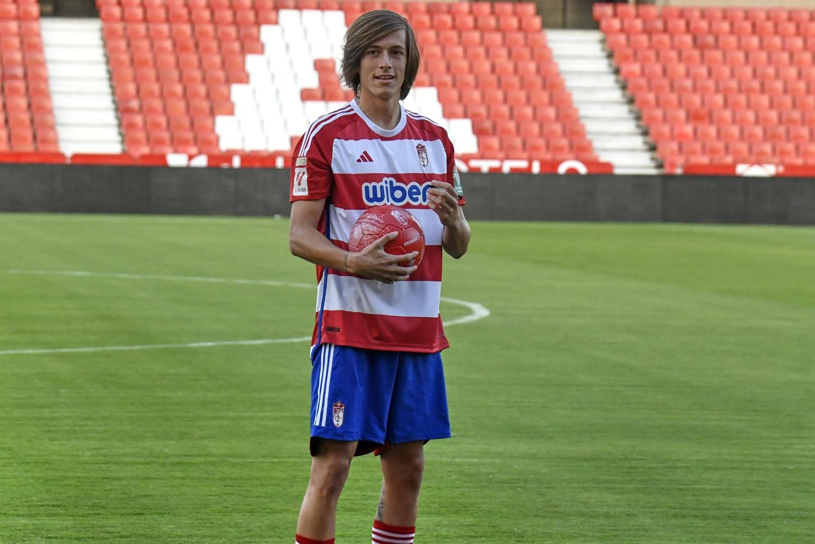 Álvaro Fernández fue presentado en Los Cármenes.