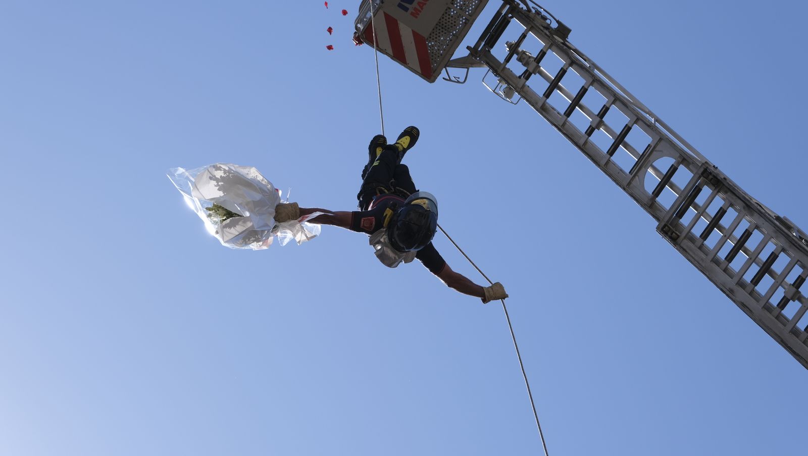 Imágenes de la ofrenda floral a la Virgen del Mar. Feria de Almería 2022