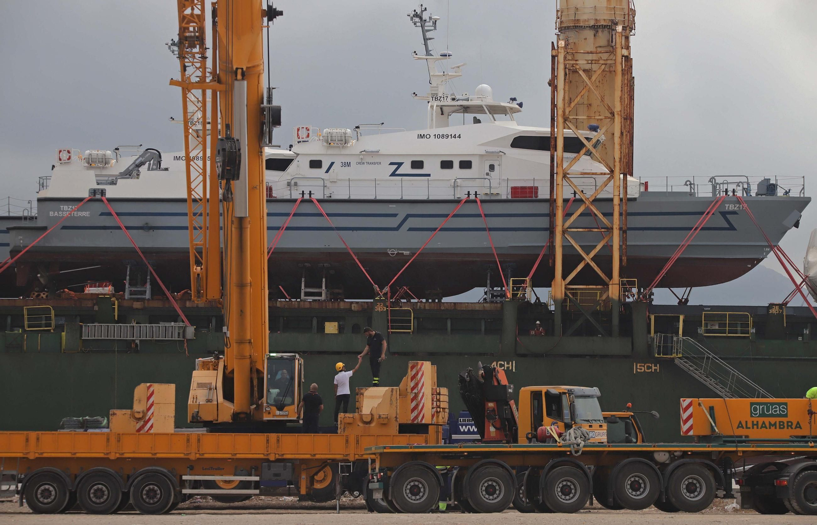 Fotos del dispositivo de descarga de las embarcaciones del buque Lila Mumbai en el Puerto de Algeciras