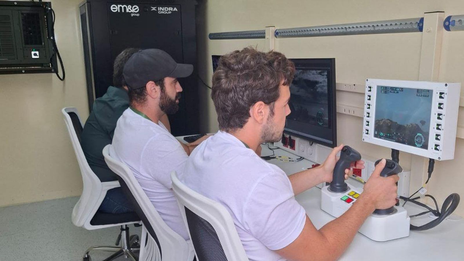 Sala de control del sistema antidrones 'Aracne' durante las maniobras 'Atlas 25'.