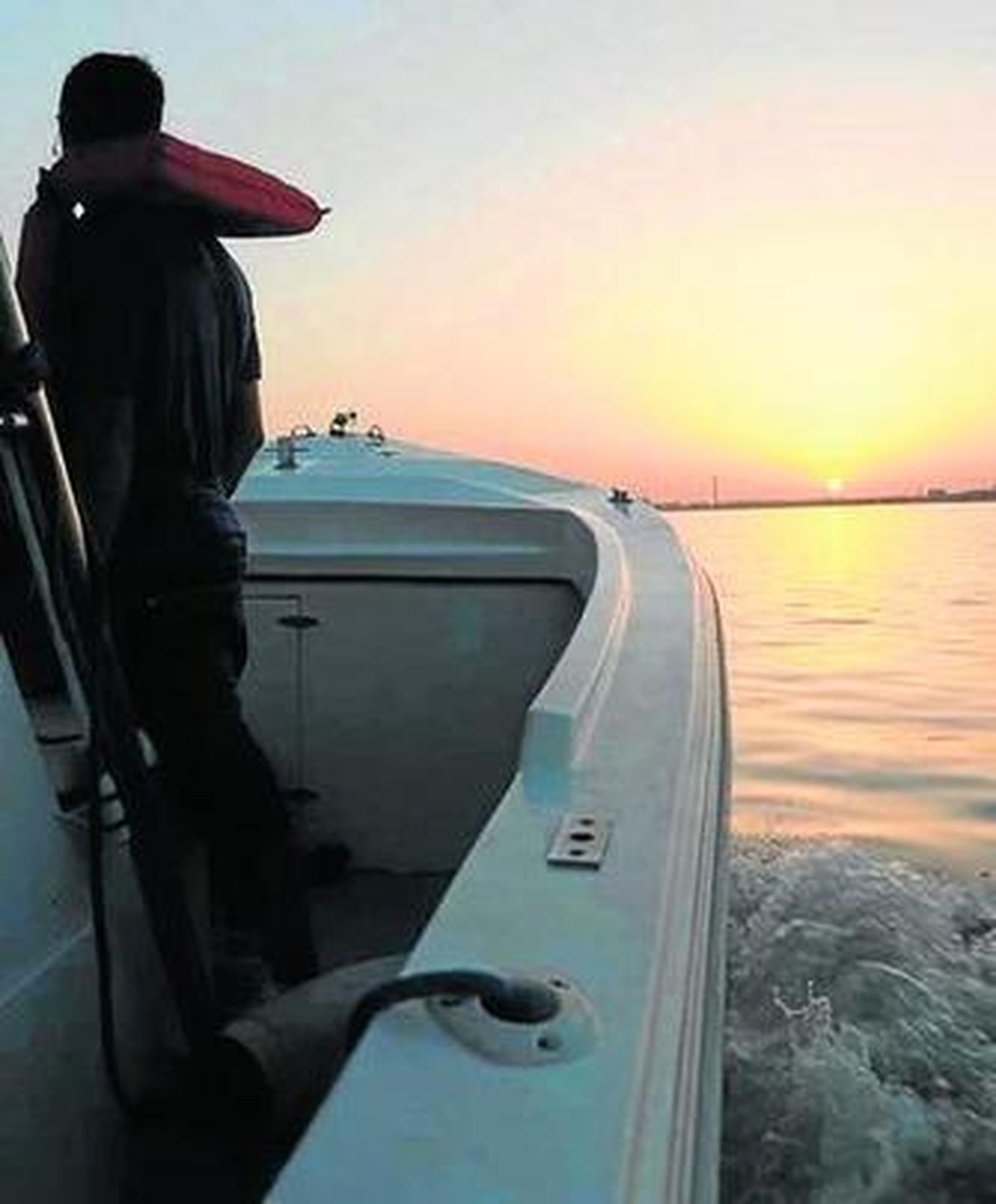 1. Una familia madrileña disfruta del paseo en barco mientras realizan numerosas fotografías del paisaje 2. La embarcación a la salida de la ruta, con dirección a la puesta de sol en plena Bahía. 3. El buque escuela 'Juan Sebastián de Elcano' puede verse a la vuelta de la travesía ya con las luces encendidas. /Fotos: Elías Pimentel