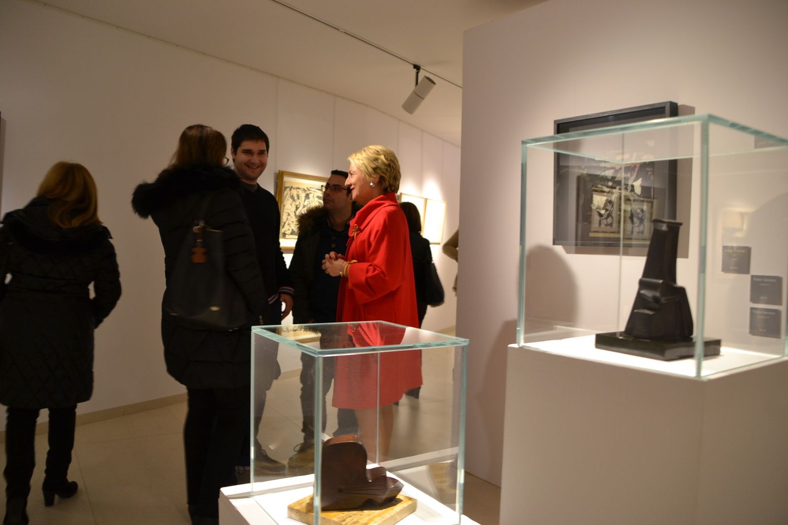 La teniente de alcalde, Eloisa Cabrera en la sala Luis María Ansón viendo la exposición del grupo El Paso.