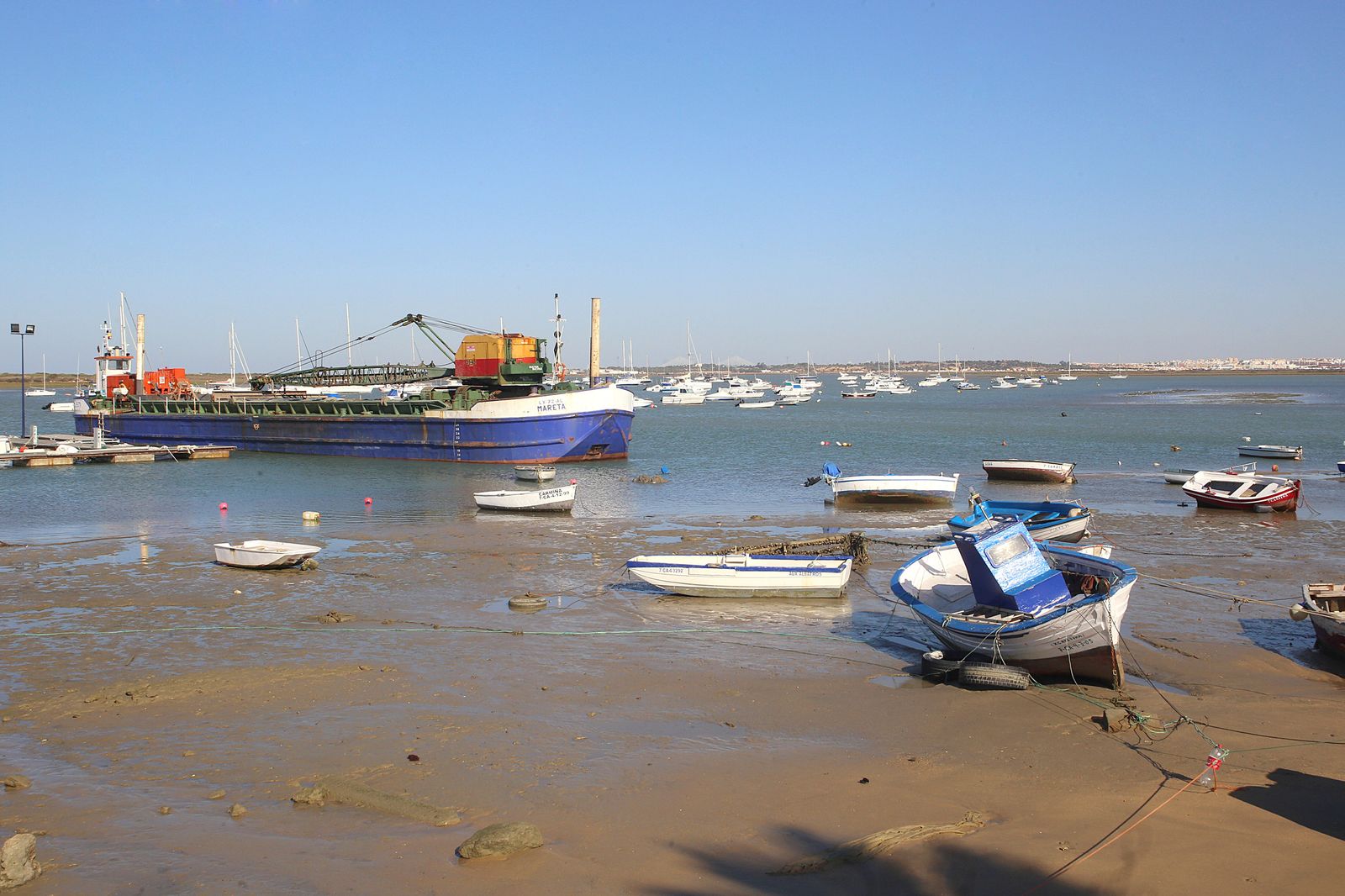 Vista de la draga que en las últimas semanas ha estado llevando a cabo otras actuaciones en Sancti Petri.