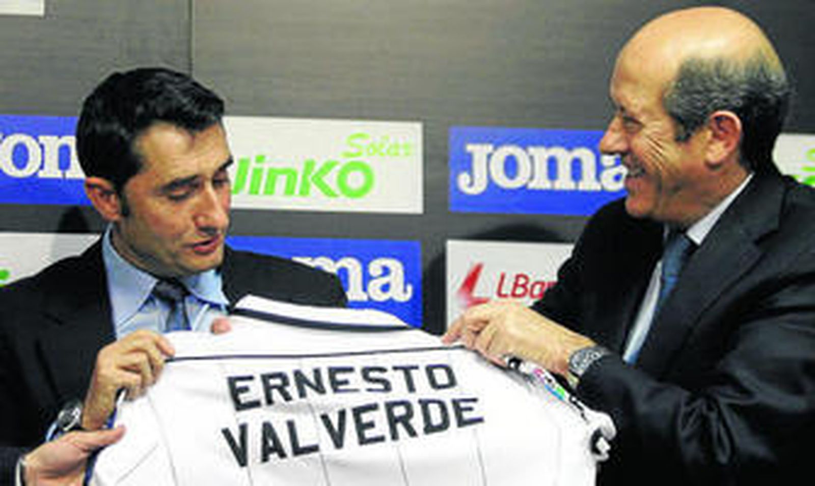 Llorente, presidente valencianista, entrega a Valverde una camiseta en su presentación en Mestalla.