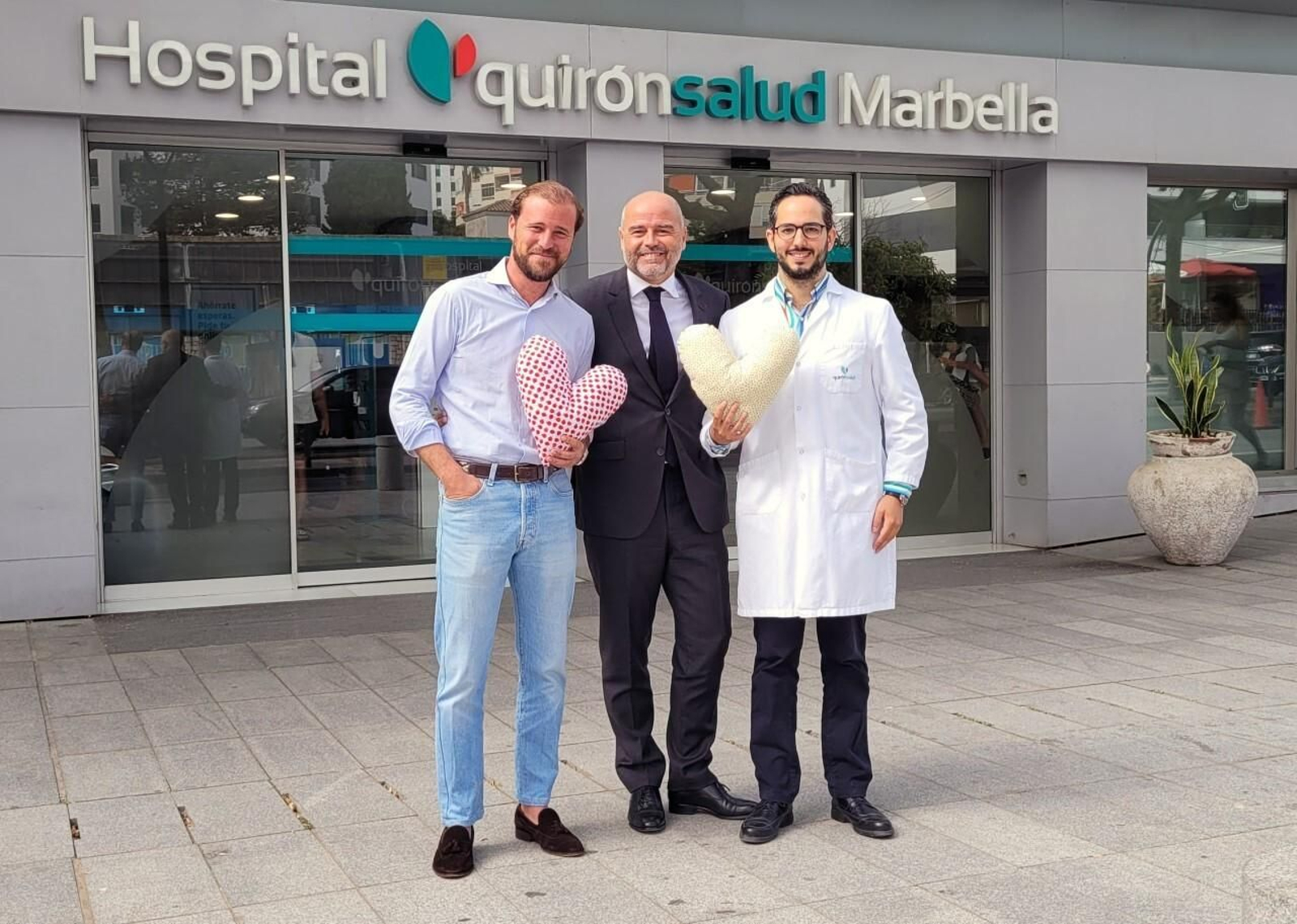 Responsables del hospital y la AECC con los 'corazones terapéuticos'.