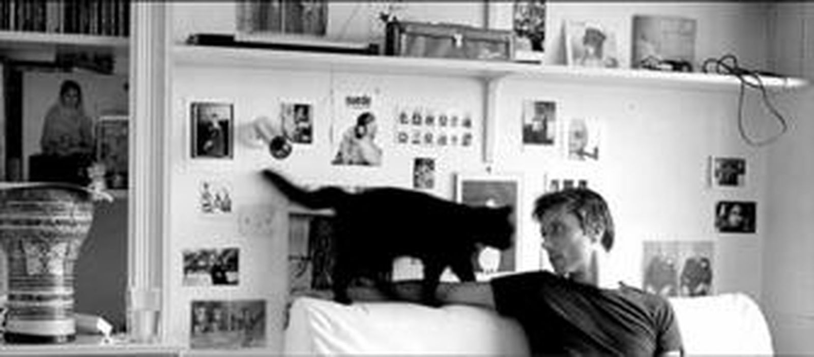 Brett Anderson, antigua estrella del pop alejada de los focos, en casa con su gato.