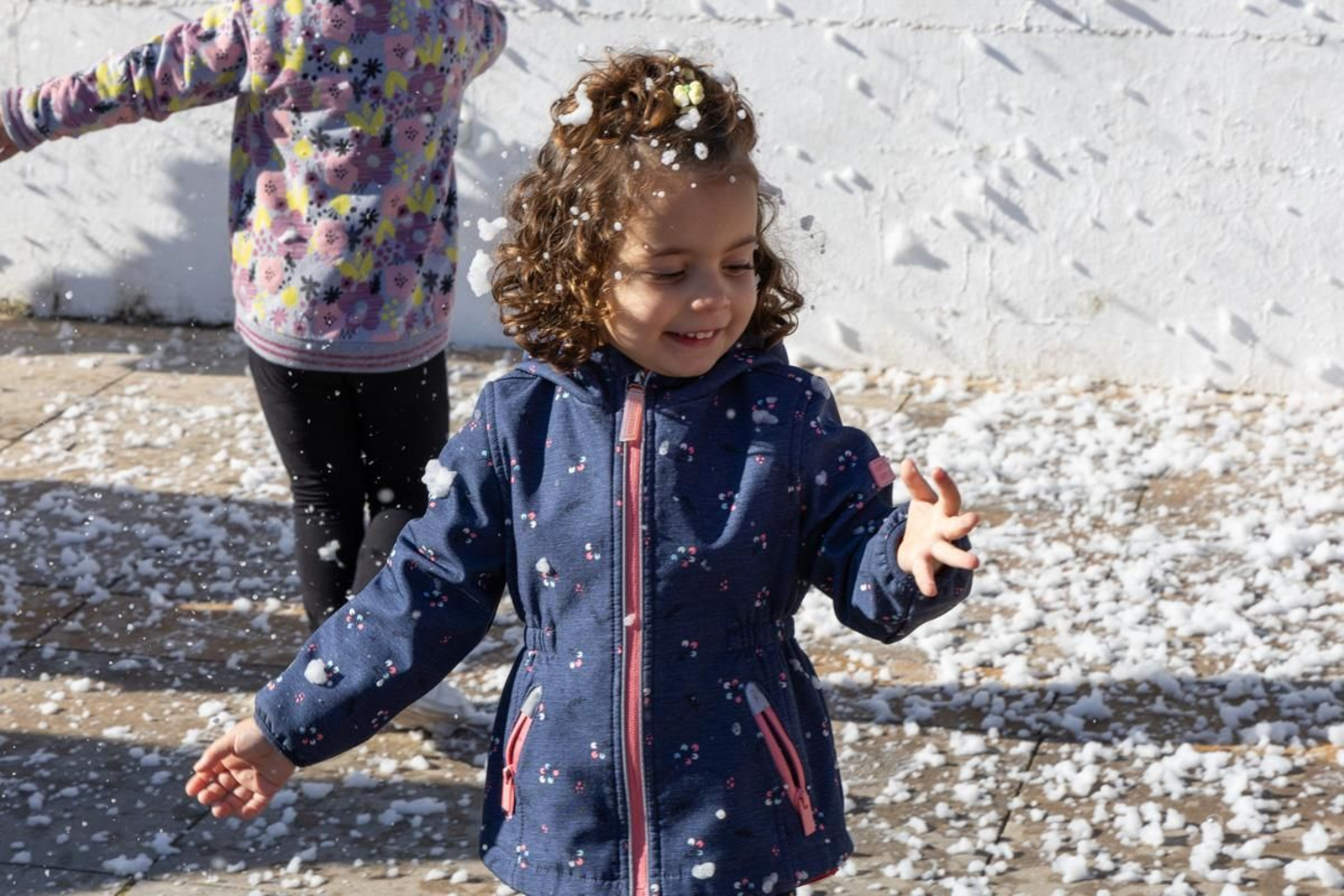 Chocolatada solidaria, caravana de coches, campanadas infantiles y juegos para los más pequeños en Monte Lope Álvarez