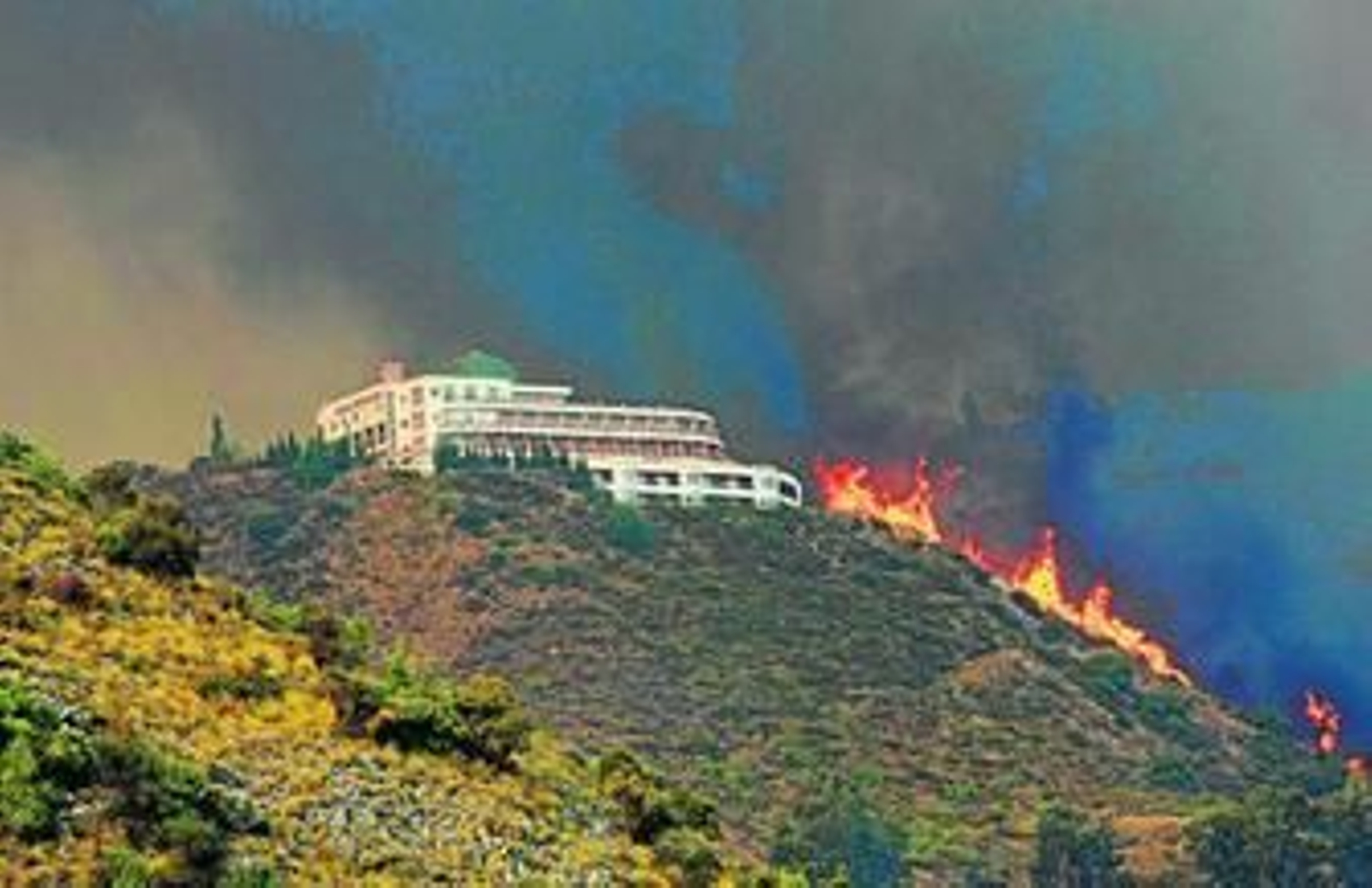 1. Las llamas cercan el hotel Eco de Ojén, en la salida del municipio de Ojén hacia Monda. 2. El fuego, a medio kilómetro de Ojén. 3. Varios vecinos, junto a la rotonda del centro comercial La Cañada, esperan a que se abra la carretera entre Marbella y Ojén. 4. Un helicóptero arroja agua en una de las faldas de