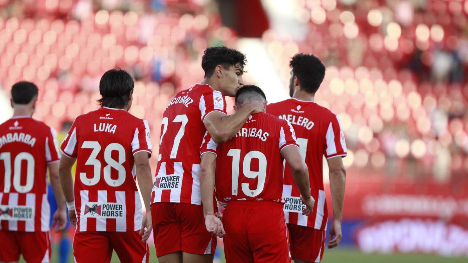 Paco Sanz, que debutó en Primera, felicita a Arribas